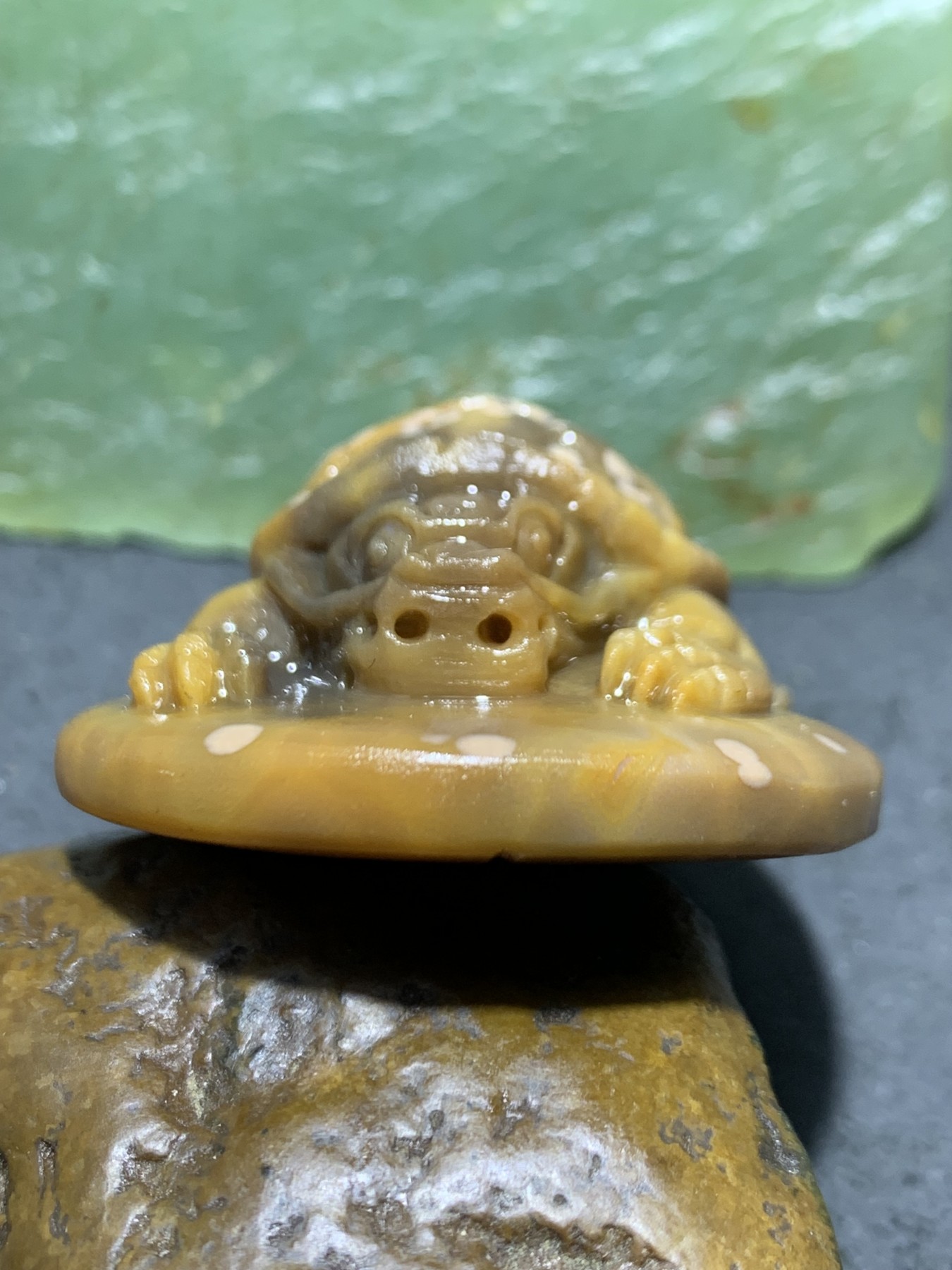精美亚光战国红玛瑙手工雕刻招财龙龟（把件）吊坠一个，