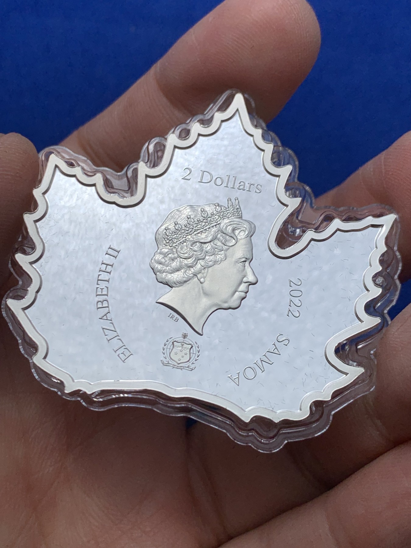 《竞宝斋》第246场-周日，周一 ，周二3场连拍 (全场包邮) 萨摩亚 2022年 国际都市系列 上海 镶嵌树脂枫叶形精制银币 铸造工艺细致精美 铸造量较少 盒证齐全 1盎司 999银 31.1克