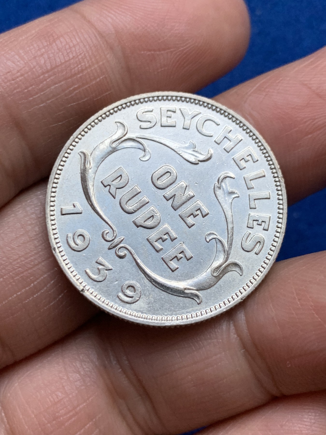 《竞宝斋》第246场-周日，周一 ，周二3场连拍 (全场包邮) 英属塞舌尔1939年乔治六世1卢比银币 底板带光 特年 发行9万