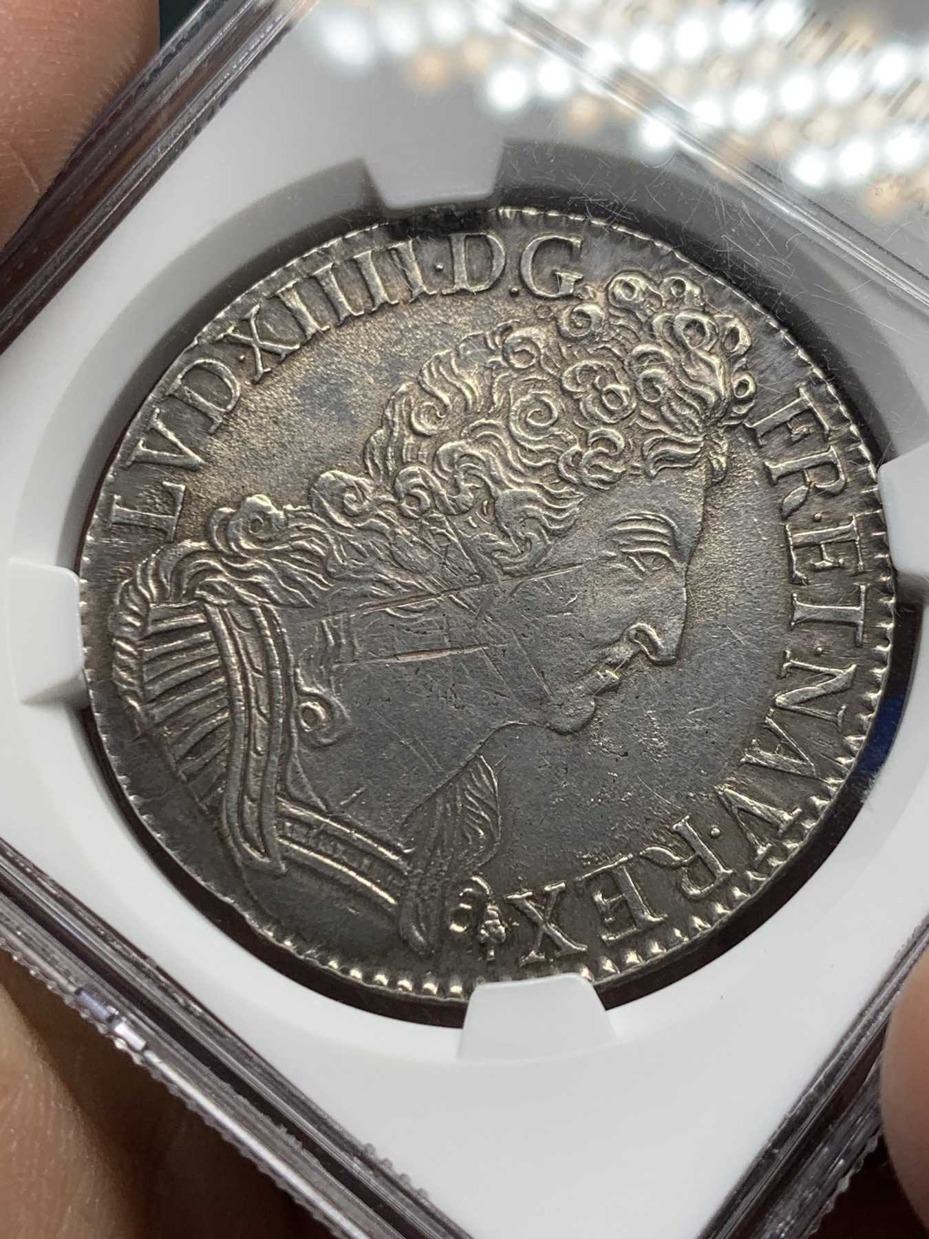 《竞宝斋》第246场-周日，周一 ，周二3场连拍 (全场包邮) NGC UNCD 法国1709年三皇冠路易十四太阳王埃居大银 人物打制清晰 卷发层次感强 整体感尚佳