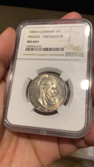 《竞宝斋》第246场-周日，周一 ，周二3场连拍 (全场包邮) NGC MS64+ 德国普鲁士1888三皇年弗里德里希三世 短翅2马克银币 高分好状态