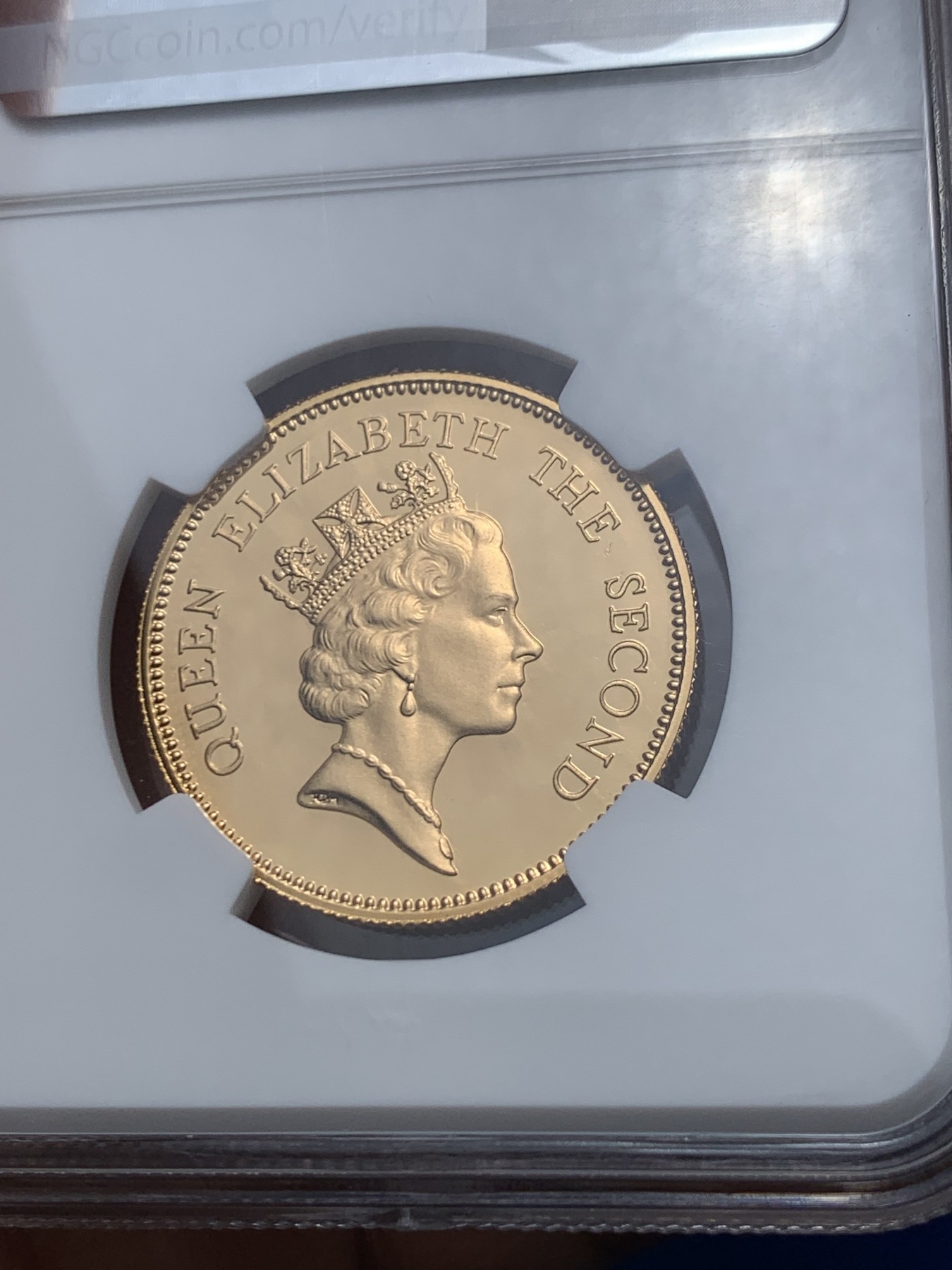 《竞宝斋》第246场-周日，周一 ，周二3场连拍 (全场包邮) NGC-PF69UC 中国 香港1986年 女王访港1000元金币 原盒原证书 15.97克 917金 港英盾徽 金价持续走高一片大好