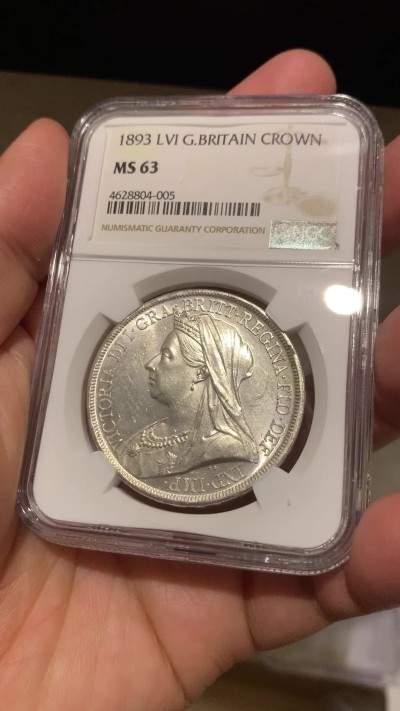 《竞宝斋》第246场-周日，周一 ，周二3场连拍 (全场包邮) NGC MS63 英国1893年维多利亚披纱马剑银币 转光底板 极好品相
