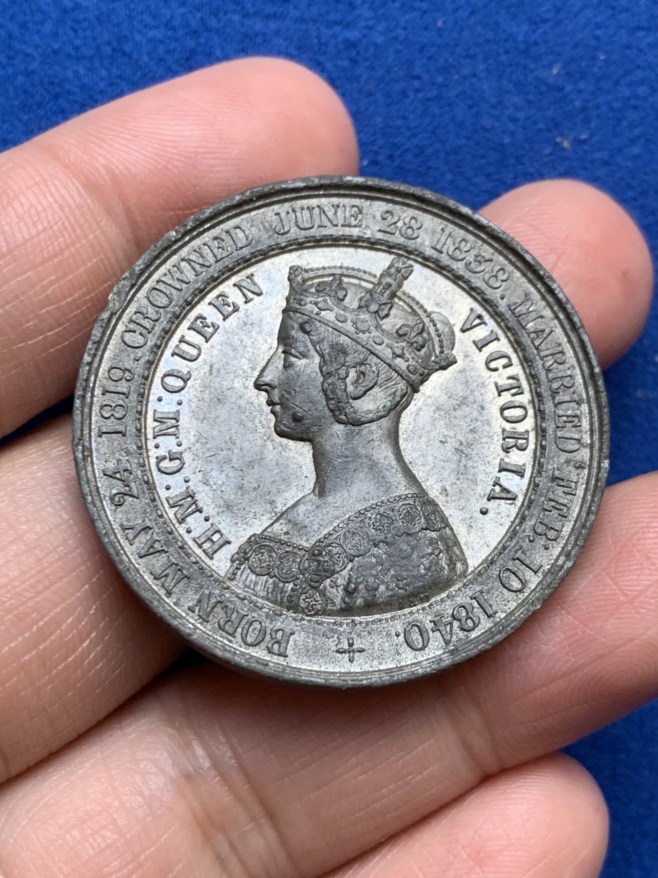 《竞宝斋》第246场-周日，周一 ，周二3场连拍 (全场包邮) 1849年英国伦敦煤炭交易所开业高浮雕小维哥特式WM白金属纪念章 38.7mm 17.2克