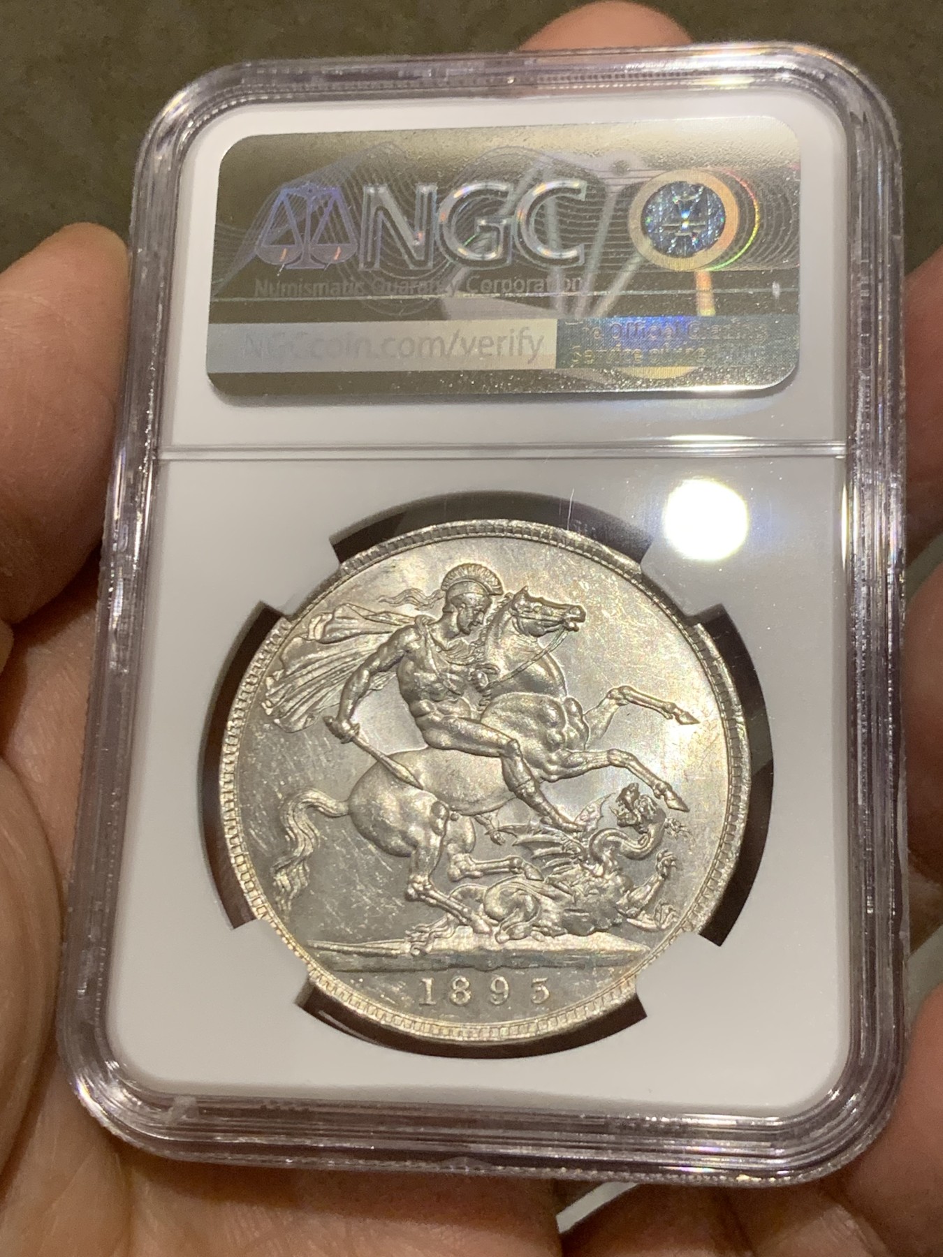 《竞宝斋》第246场-周日，周一 ，周二3场连拍 (全场包邮) NGC MS63 英国1893年维多利亚披纱马剑银币 转光底板 极好品相