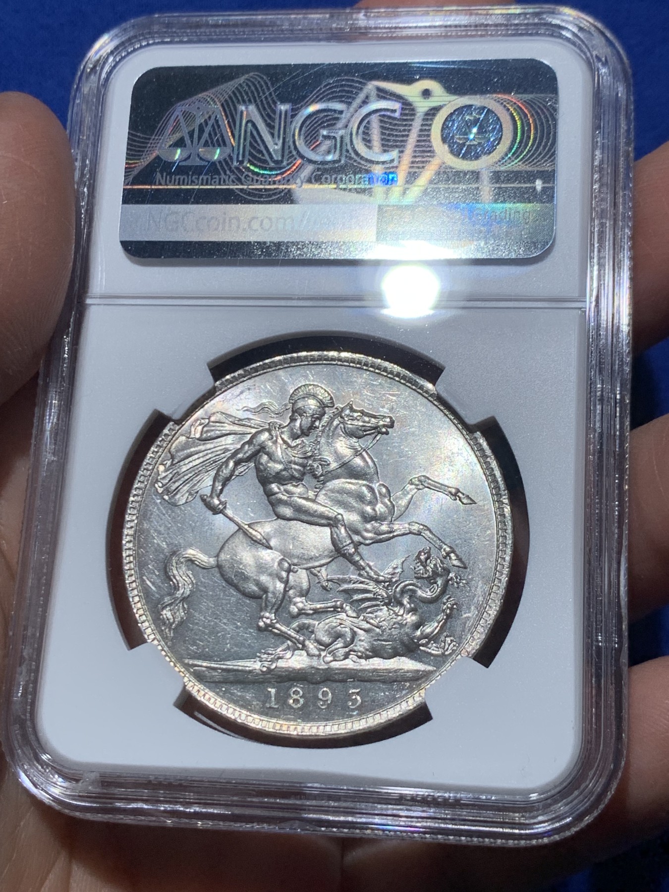 《竞宝斋》第246场-周日，周一 ，周二3场连拍 (全场包邮) NGC MS63 英国1893年维多利亚披纱马剑银币 转光底板 极好品相