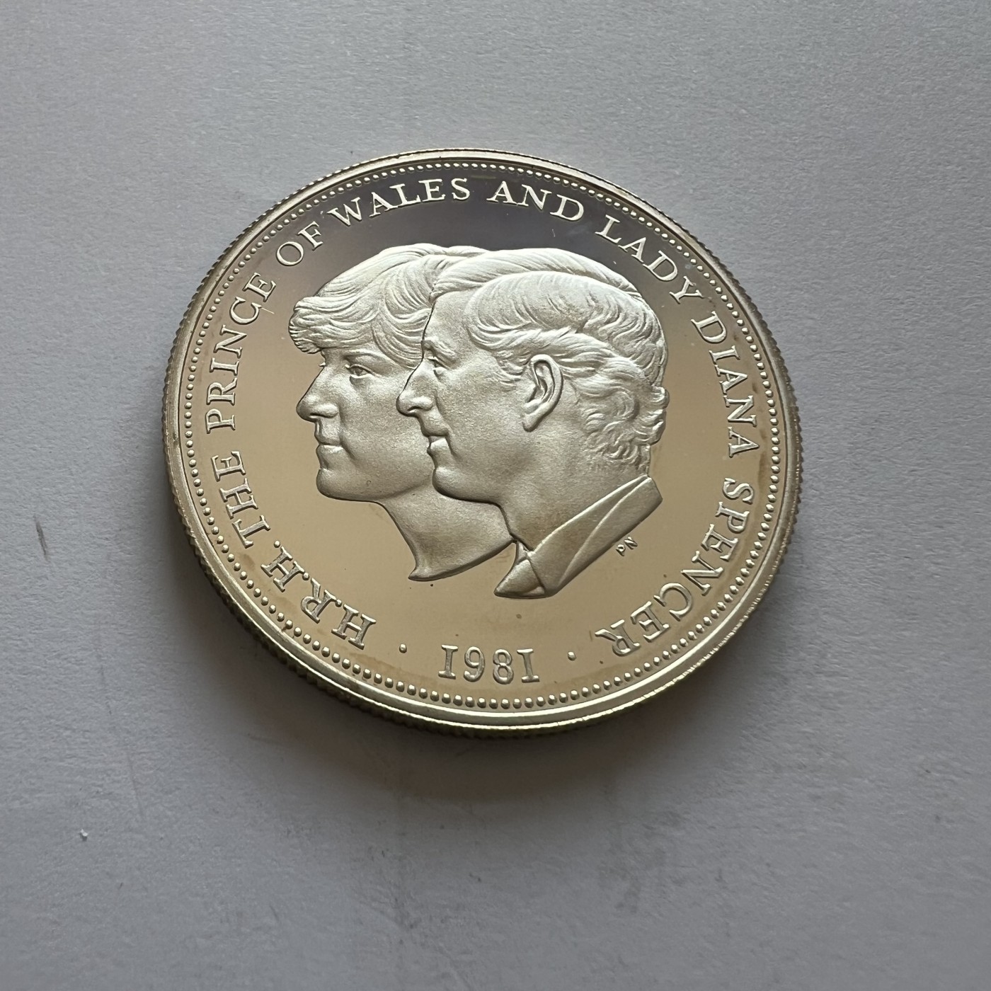 顺丰包邮 外国新银币 老银币 英国1981年查尔斯和戴安娜王妃结婚纪念精制大银币原盒证书带点彩