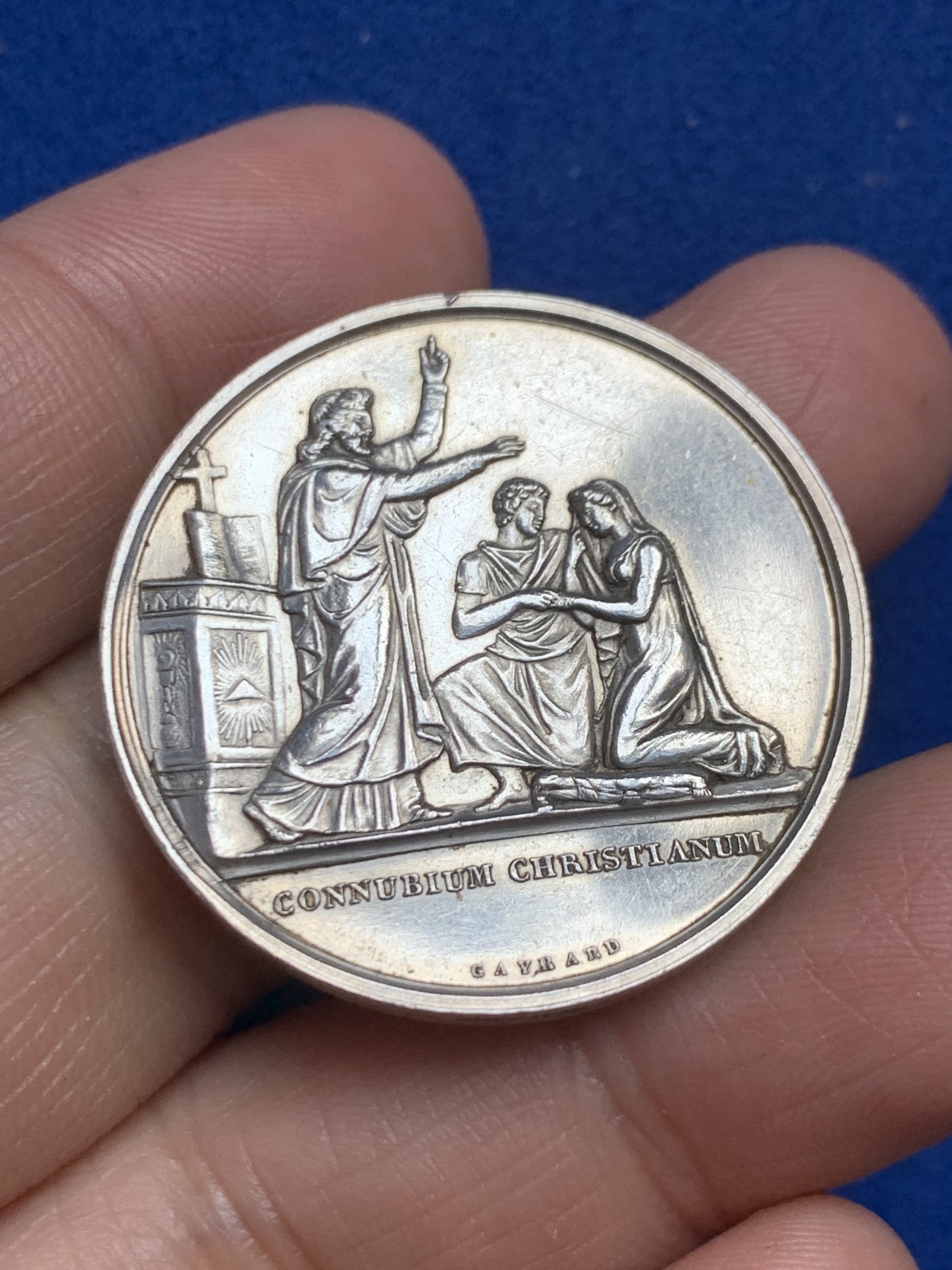 《竞宝斋》第246场-周日，周一 ，周二3场连拍 (全场包邮) 法国十九世纪结婚纪念银章 未刻字 手指边铭银标 33.4mm 16.6g