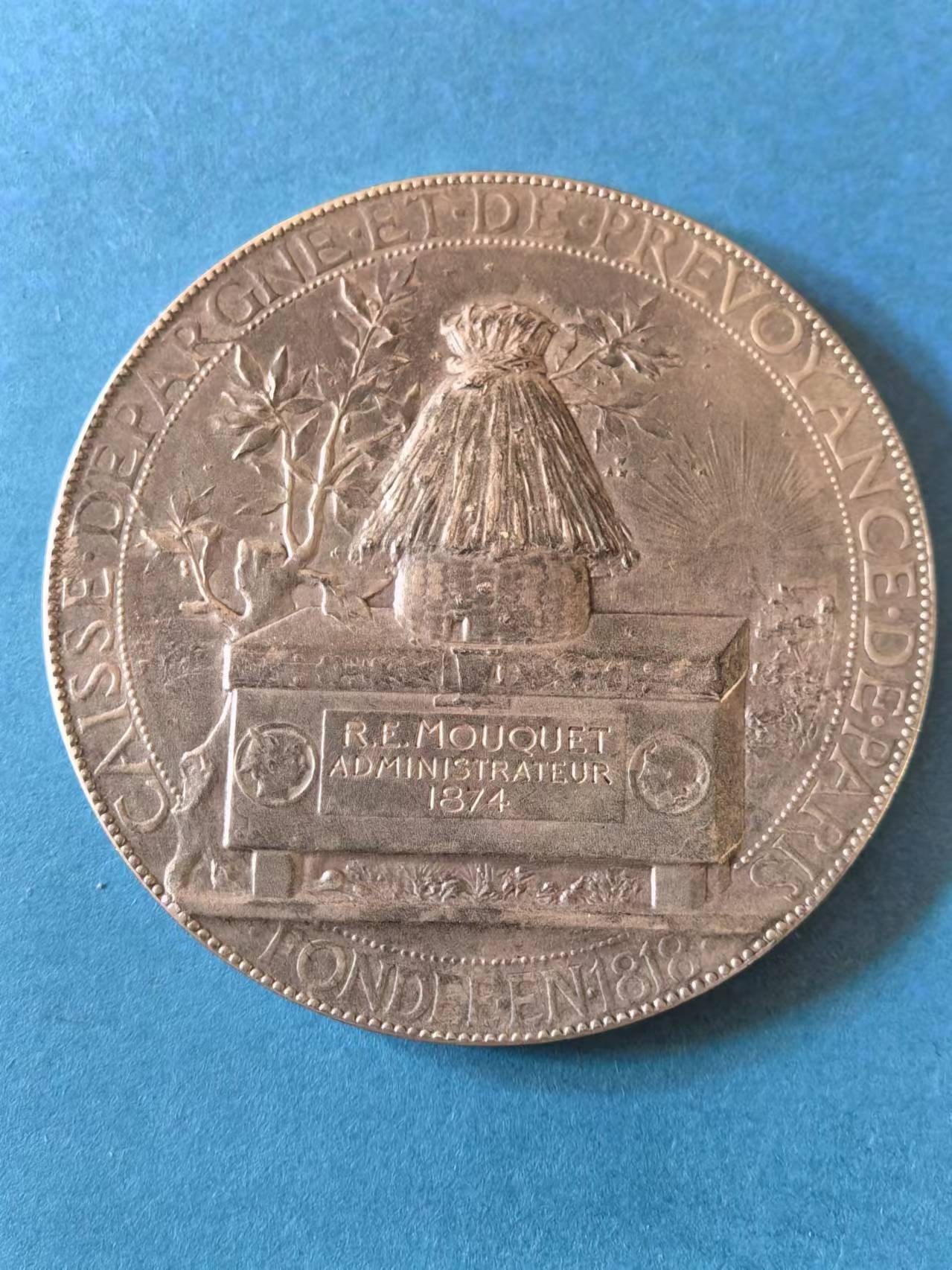 外国币章第二十一期（龙年首期） 1874年法国巴黎储蓄银行银章，名师Chaplain作品，雕刻精致。57mm约90g，argent老标 品相不错