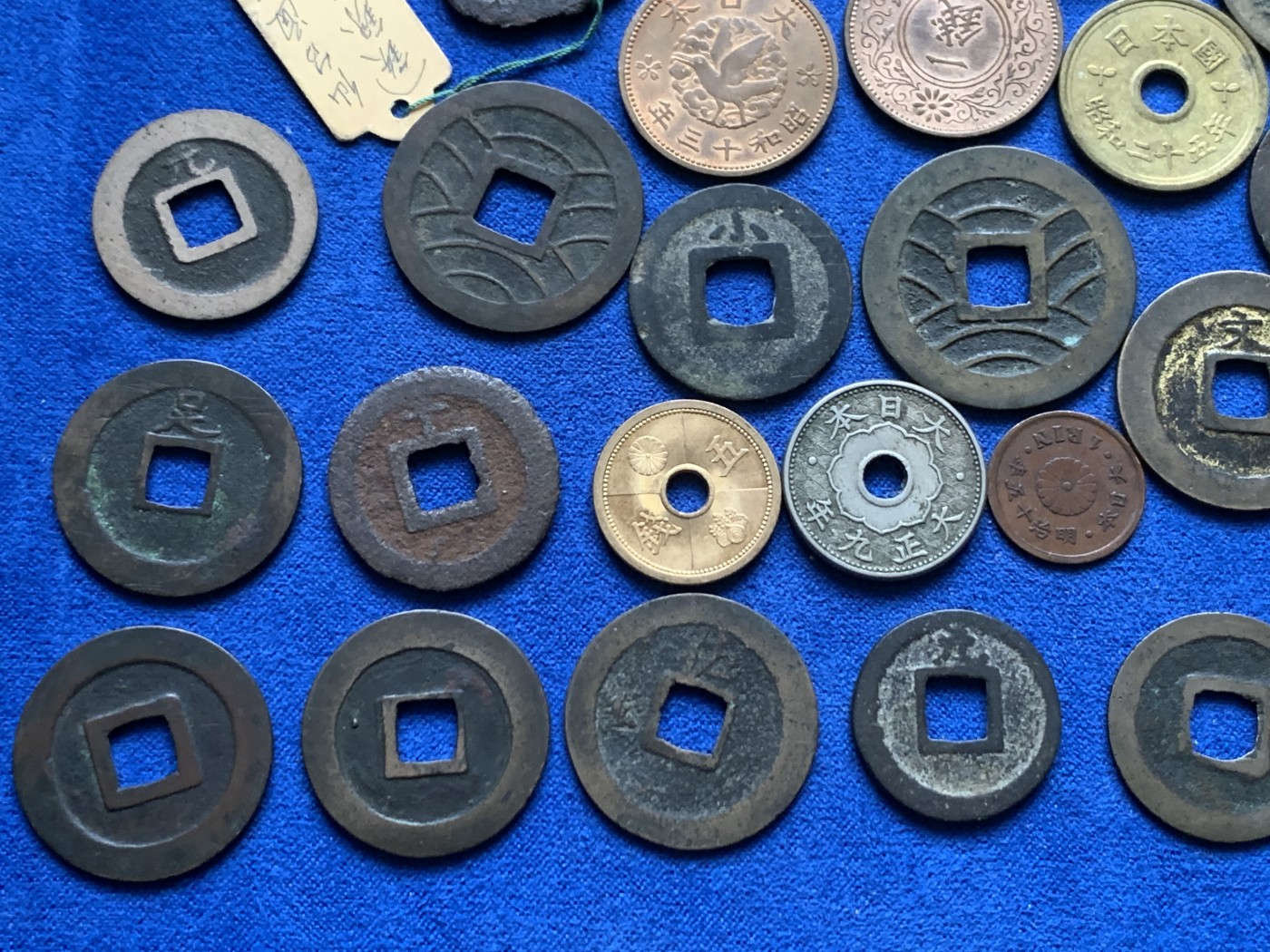 《竞宝斋》第246场-周日，周一 ，周二3场连拍 (全场包邮) 33枚一组 日本铜钱26枚好品，含宽永背字背大佐、中佐、小佐，小，足，元，仇。铁钱背千。仙台通宝，天保通宝当百，古宽永，二十一波纹，十一波纹，文久永宝，有一枚鎏金。日本元丰通宝，元佑叶手，日本祥符通宝。另外加7枚日本硬币