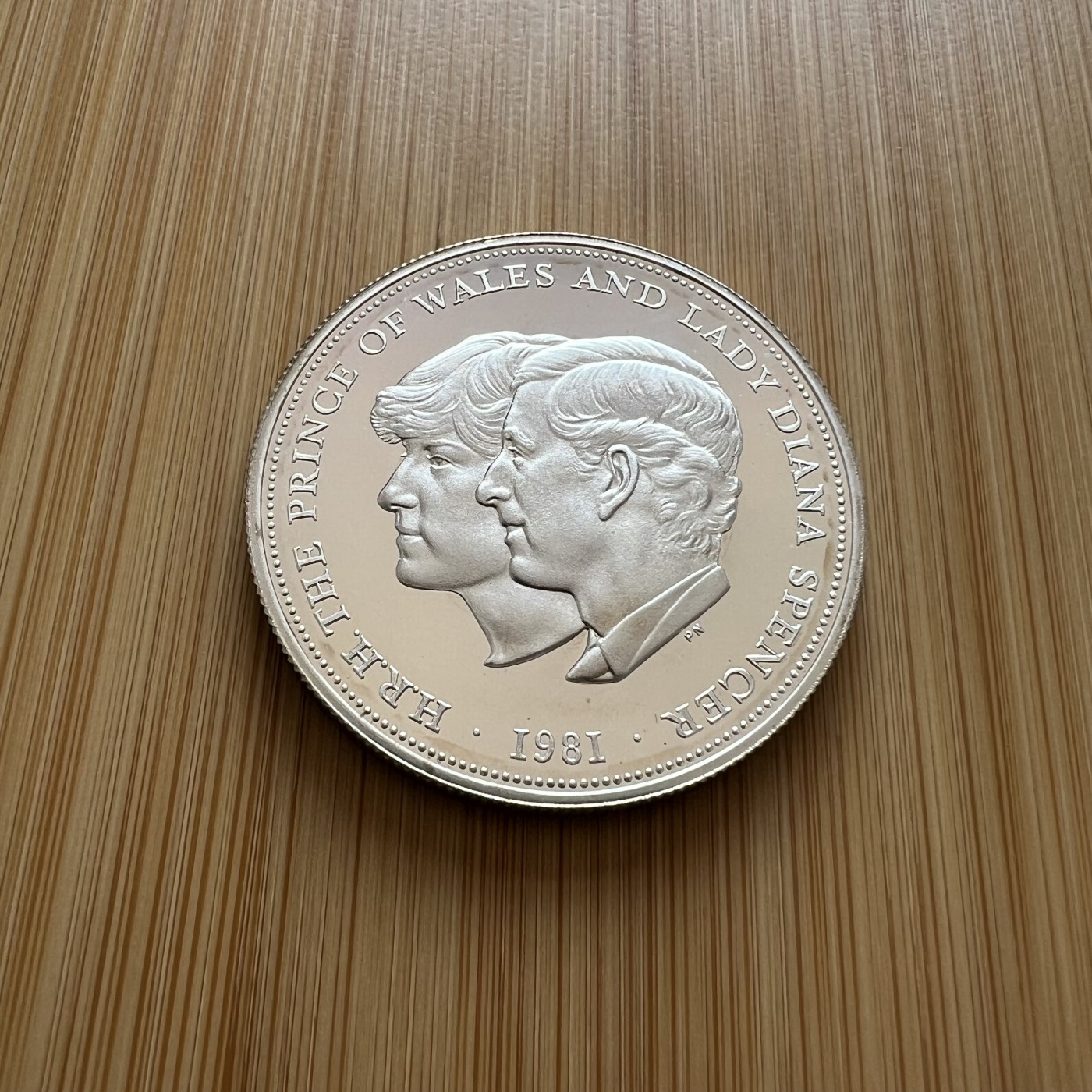 顺丰包邮 外国新银币 老银币 英国1981年查尔斯和戴安娜王妃结婚纪念精制大银币原盒证书带点彩