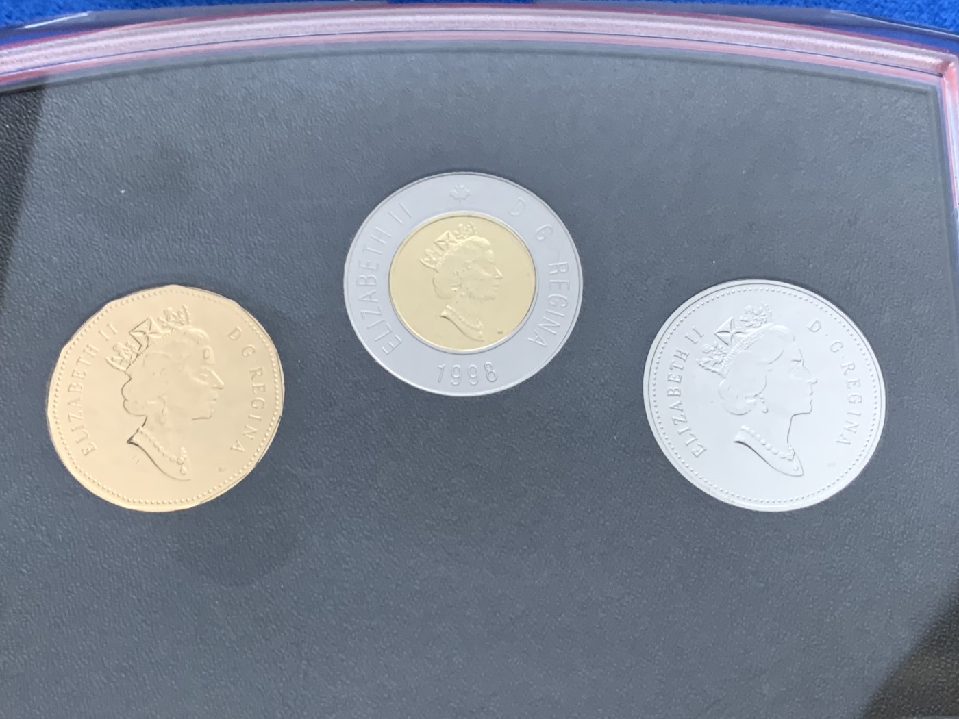 《竞宝斋》第246场-周日，周一 ，周二3场连拍 (全场包邮) 全新BU 加拿大1998年流通套币 加拿大皇家造币厂官方发行 包含一枚少见的北极熊双色币 币外壳可以折叠打开做成摆件 设计十分用心