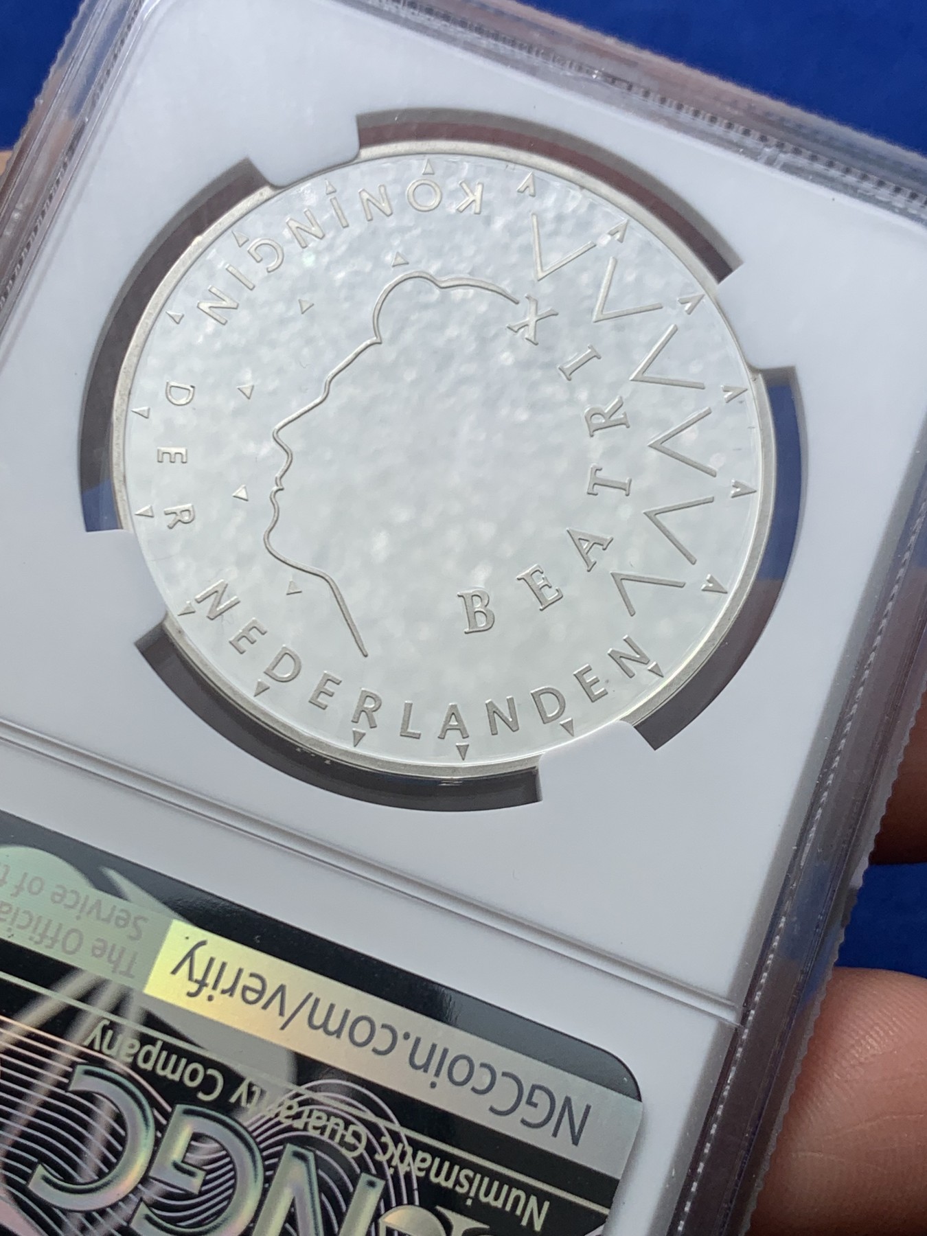 《竞宝斋》第246场-周日，周一 ，周二3场连拍 (全场包邮) NGC PF69UC 冠军分 荷兰1987贝亚特丽克丝女王50周岁精致纪念银币 盒证齐全 35周年标