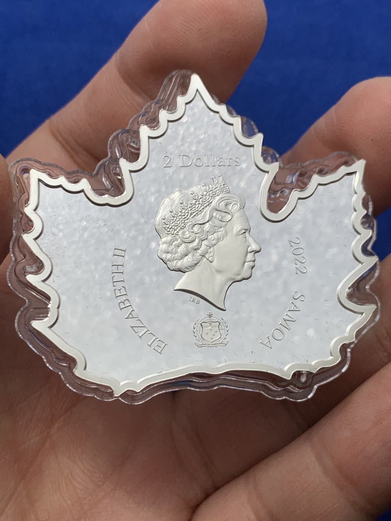 《竞宝斋》第246场-周日，周一 ，周二3场连拍 (全场包邮) 萨摩亚 2022年 国际都市系列 上海 镶嵌树脂枫叶形精制银币 铸造工艺细致精美 铸造量较少 盒证齐全 1盎司 999银 31.1克