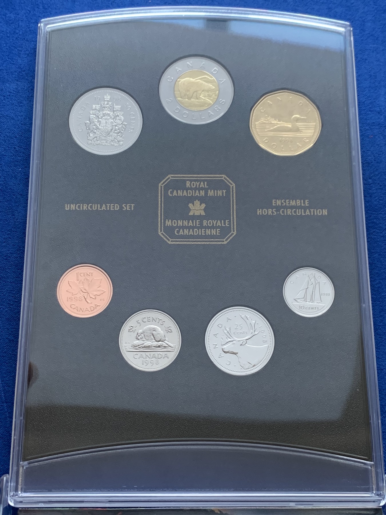 《竞宝斋》第246场-周日，周一 ，周二3场连拍 (全场包邮) 全新BU 加拿大1998年流通套币 加拿大皇家造币厂官方发行 包含一枚少见的北极熊双色币 币外壳可以折叠打开做成摆件 设计十分用心