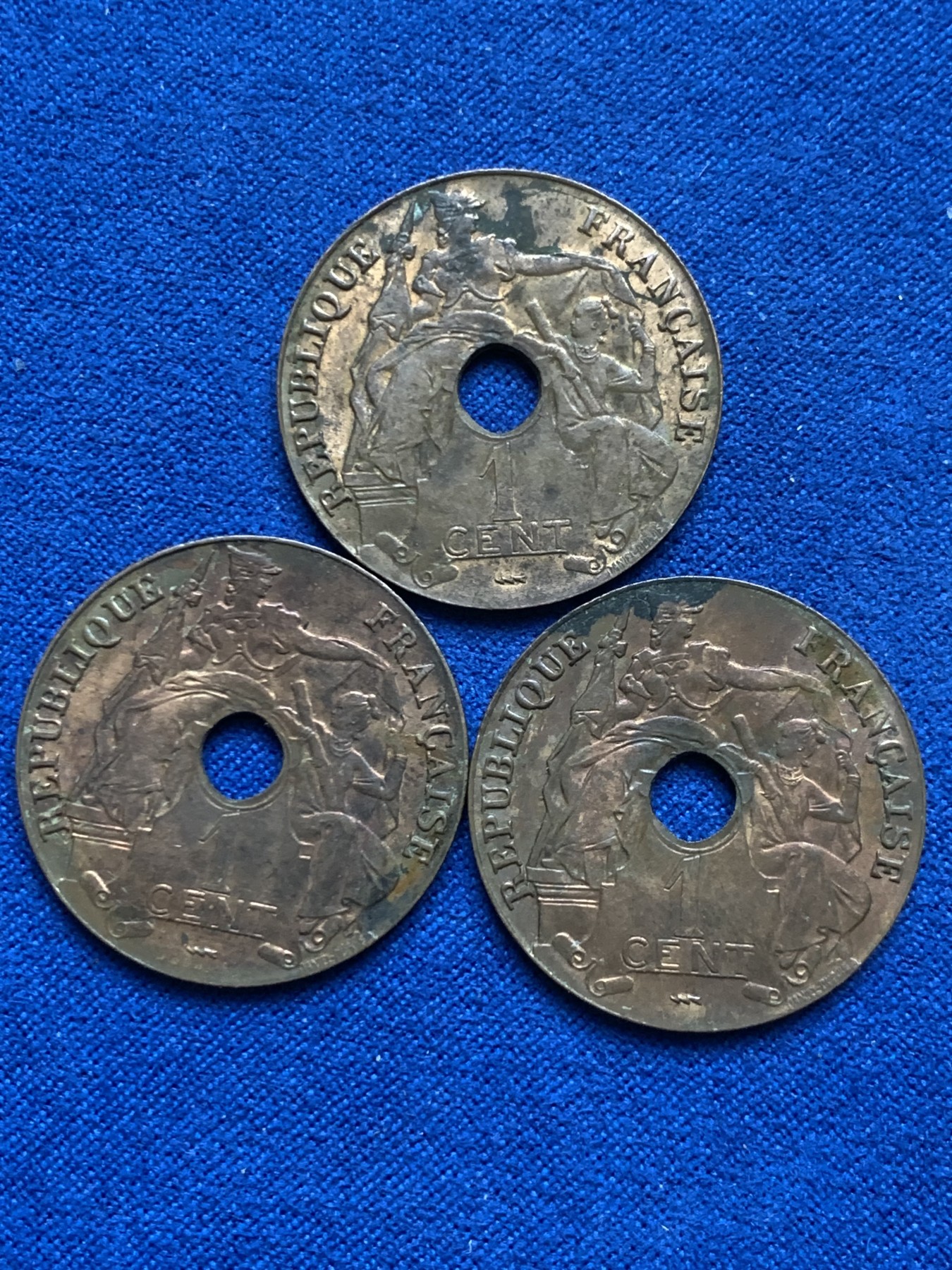 《竞宝斋》第246场-周日，周一 ，周二3场连拍 (全场包邮) 3枚一组 法属印支1923年百分之一铜币