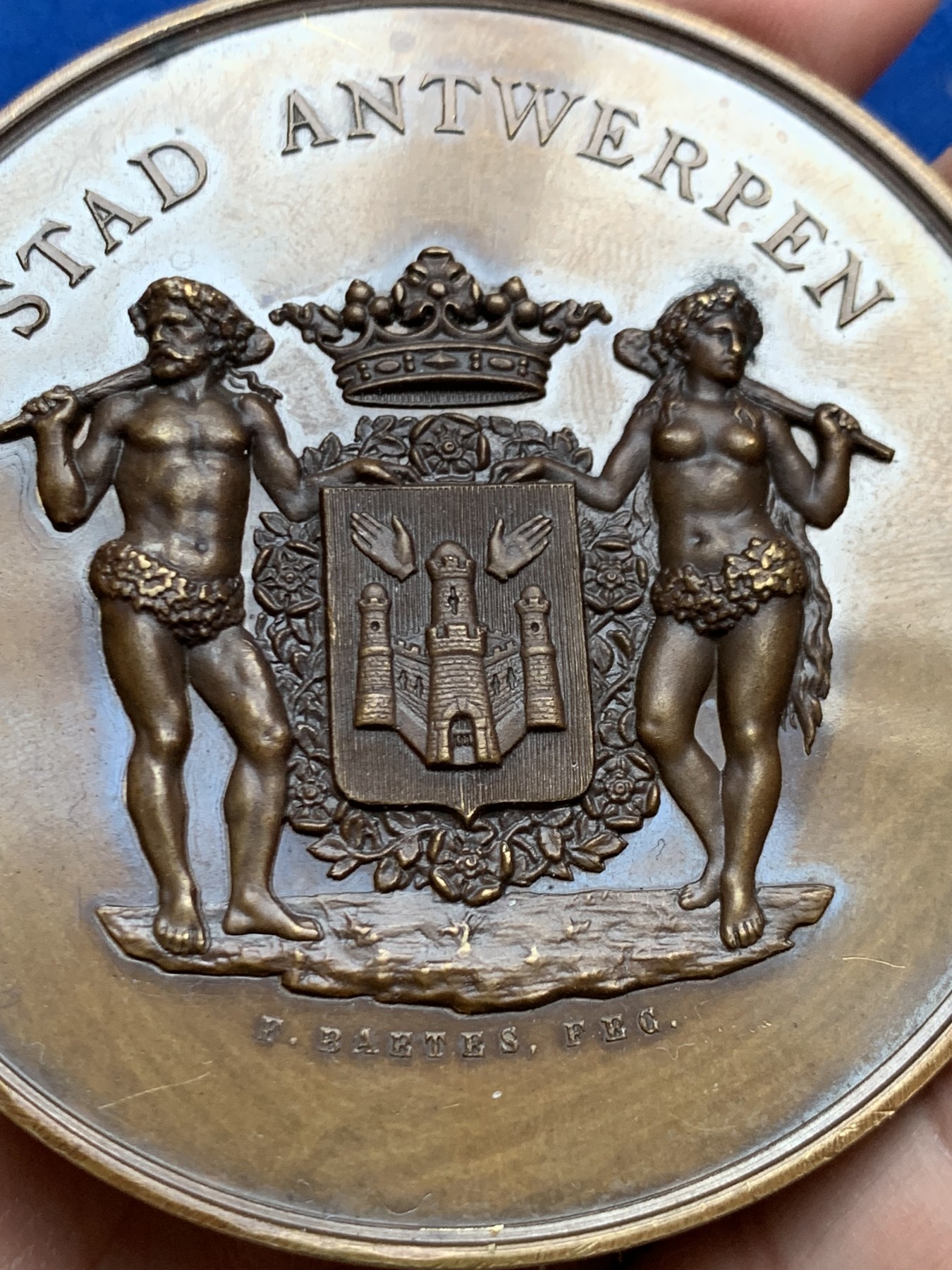 《竞宝斋》第246场-周日，周一 ，周二3场连拍 (全场包邮) 比利时1887安特卫普工业与贸易博览会大铜章 66.8mm 125.2克