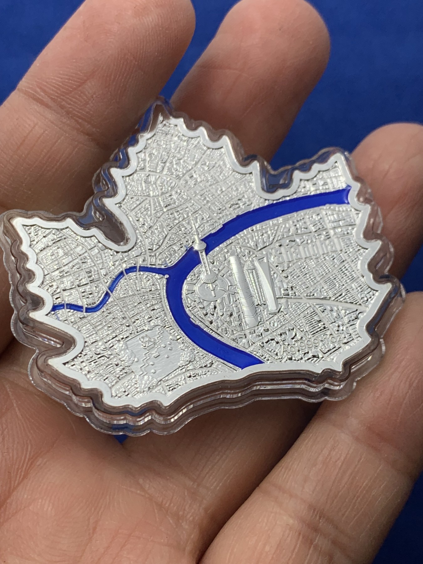 《竞宝斋》第246场-周日，周一 ，周二3场连拍 (全场包邮) 萨摩亚 2022年 国际都市系列 上海 镶嵌树脂枫叶形精制银币 铸造工艺细致精美 铸造量较少 盒证齐全 1盎司 999银 31.1克