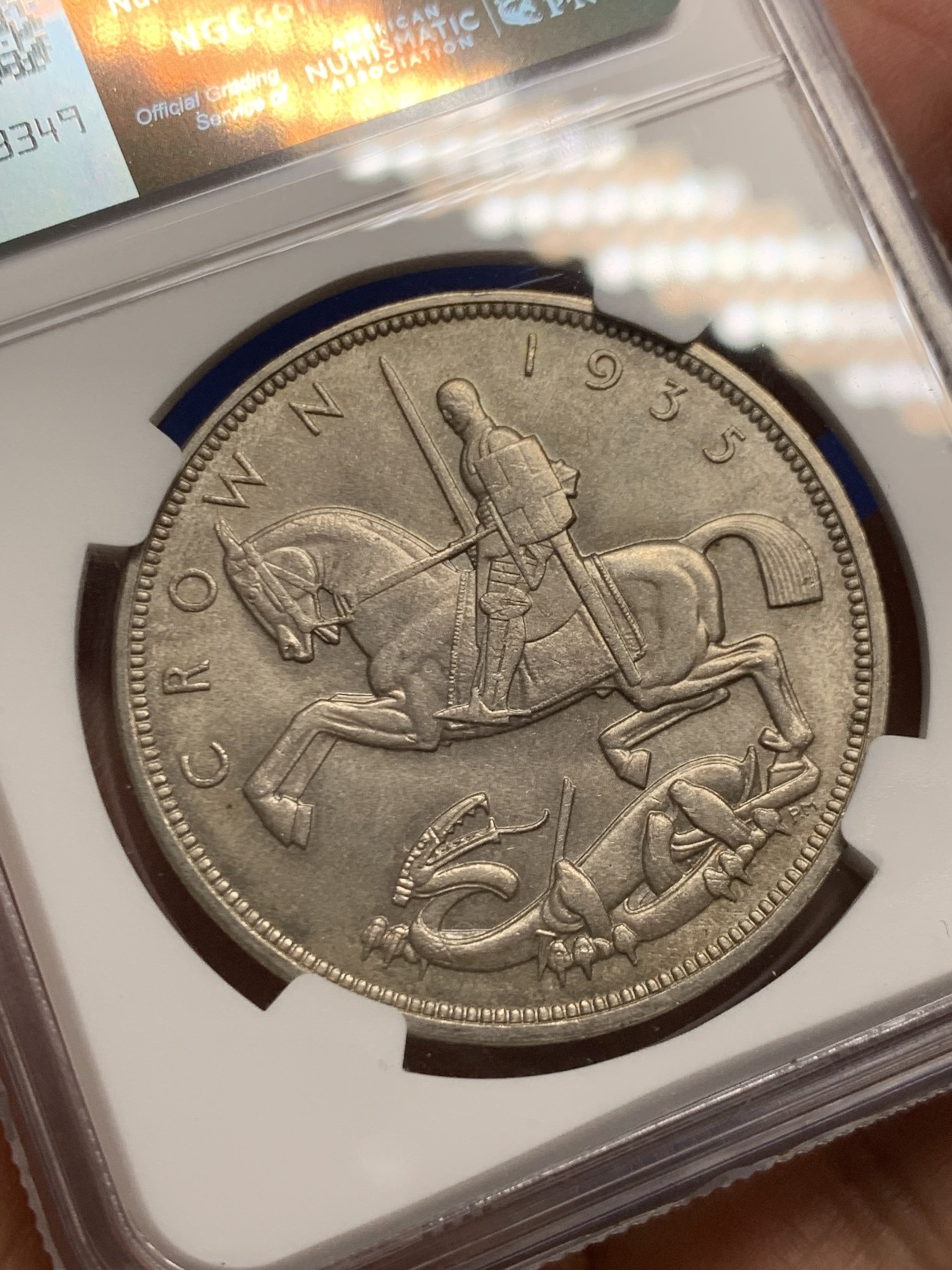 《竞宝斋》第246场-周日，周一 ，周二3场连拍 (全场包邮) NGC MS63 英国1935年乔治五世 木马克朗 经典木马剑 原始包浆 细节漂亮