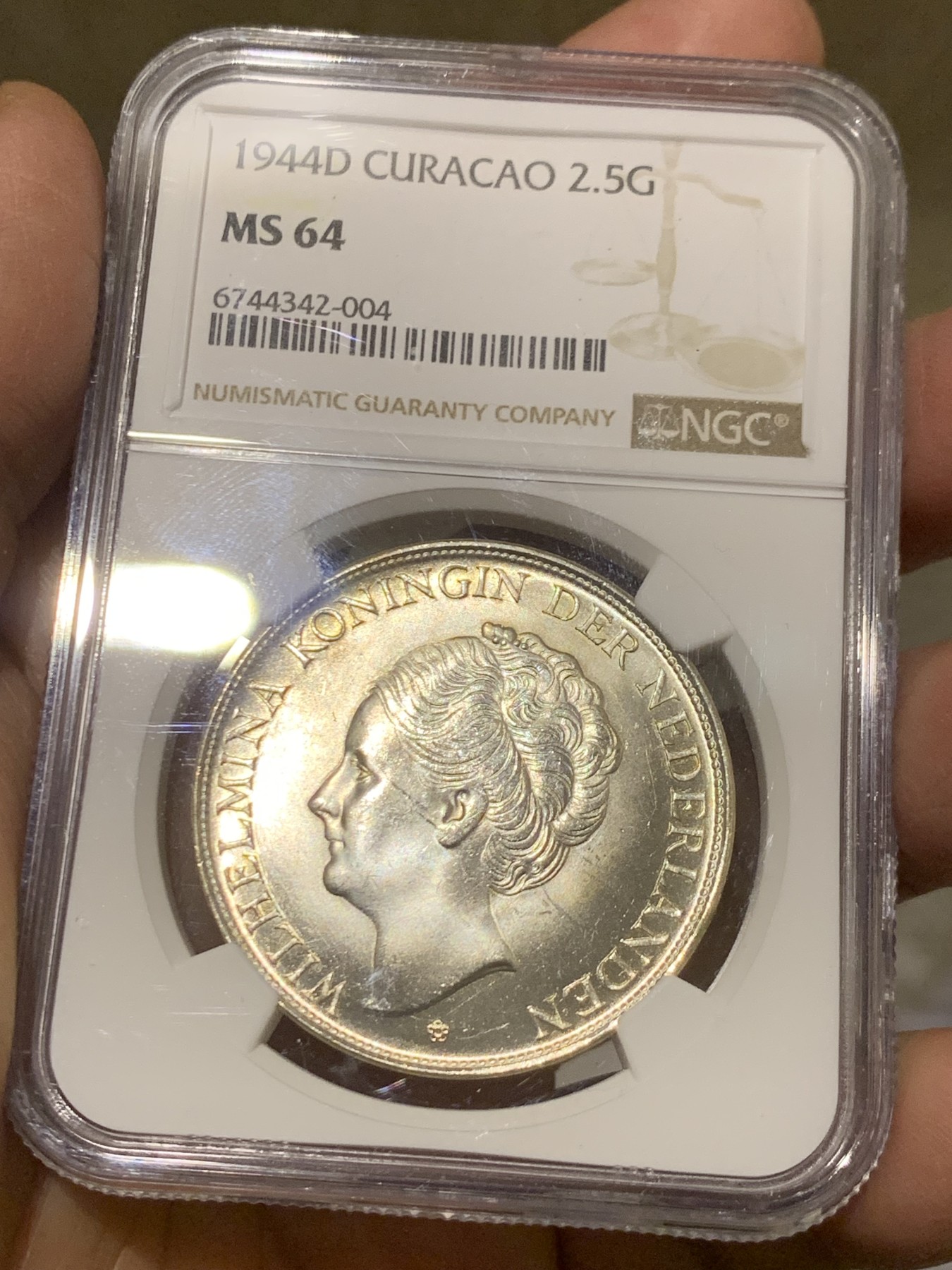 《竞宝斋》第246场-周日，周一 ，周二3场连拍 (全场包邮) NGC MS64 荷属库拉索1944年2.5盾大银币，原银霜强转光 经典荷兰女王头像 象征荷兰二战的不屈精神