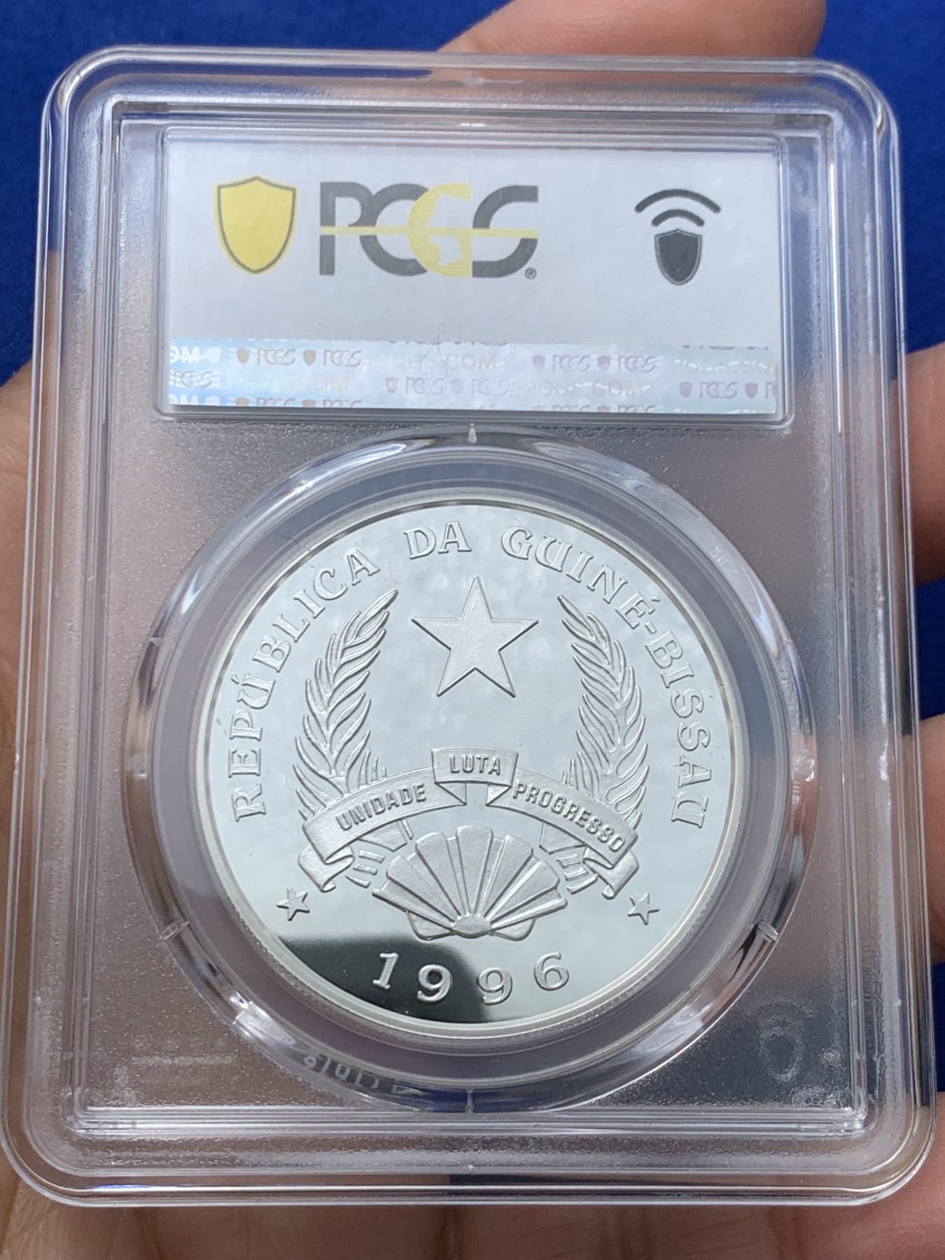 《竞宝斋》第246场-周日，周一 ，周二3场连拍 (全场包邮) PCGS金盾 PR69DCAM 几内亚比绍1996年河马5万比索精制大银币，冠军分，925银，直径38.5mm，重量31.47g