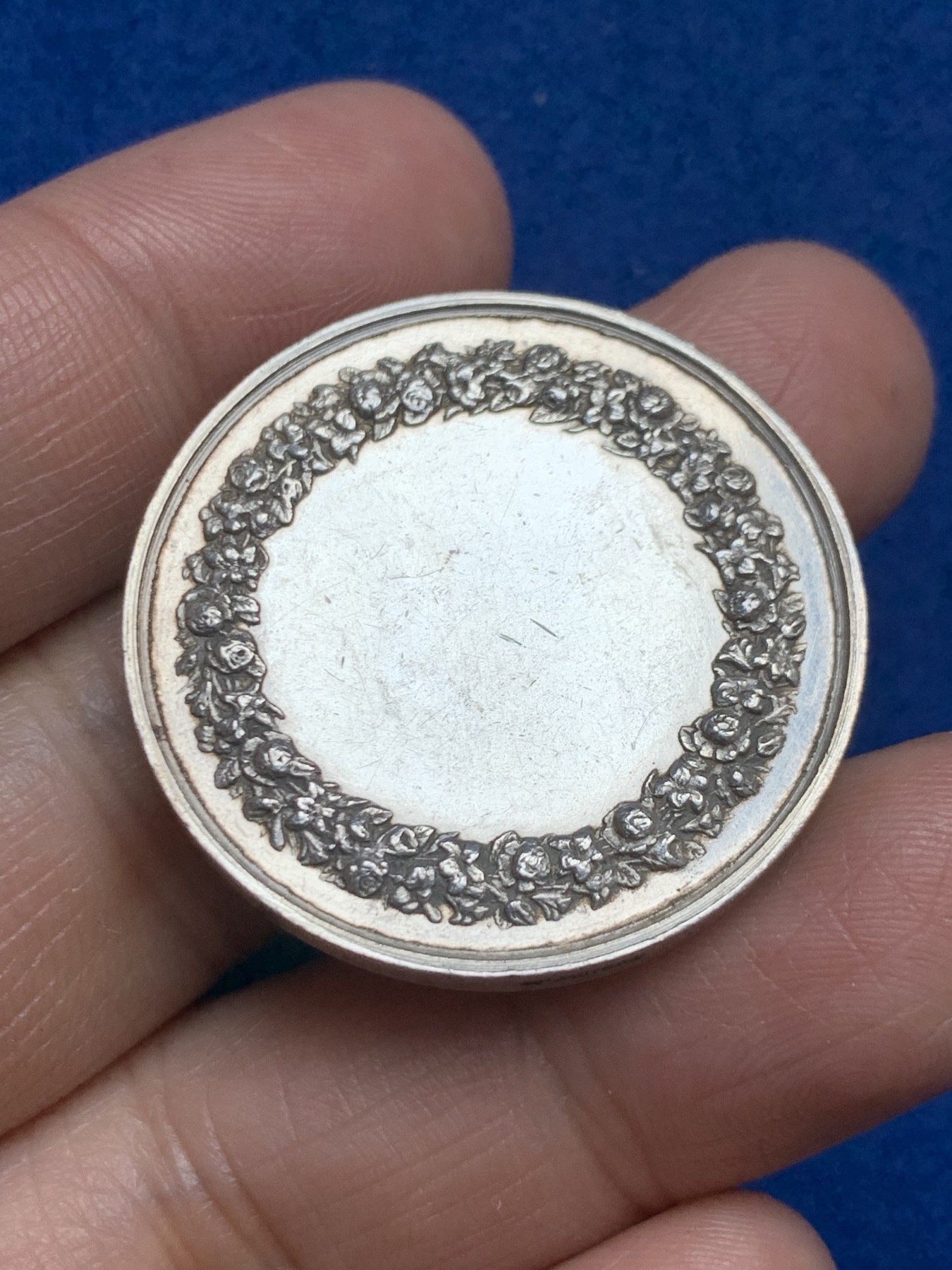 《竞宝斋》第246场-周日，周一 ，周二3场连拍 (全场包邮) 法国十九世纪结婚纪念银章 未刻字 手指边铭银标 33.4mm 16.6g