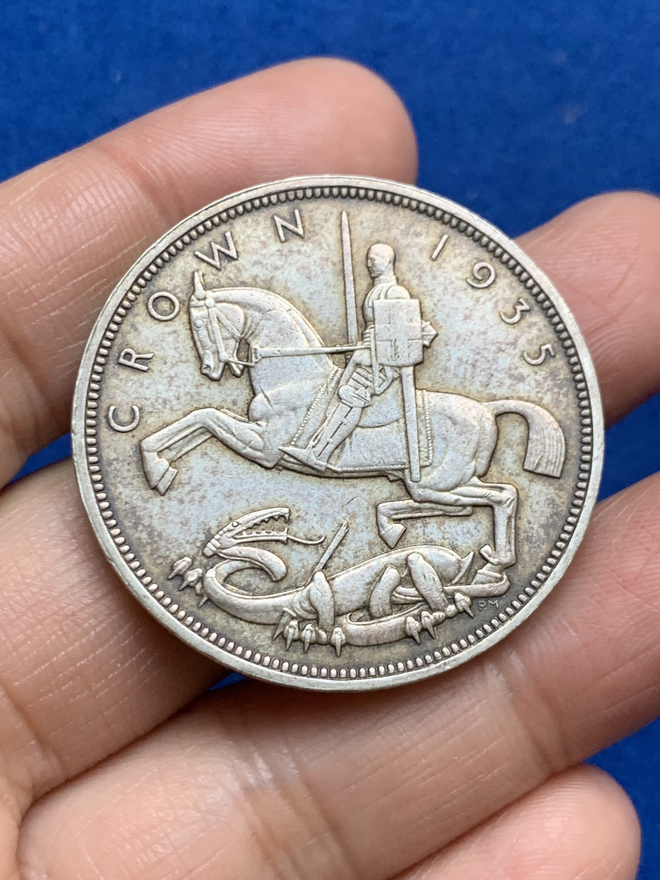 《竞宝斋》第246场-周日，周一 ，周二3场连拍 (全场包邮) 英国1935乔治五世木马剑1克朗银币 原味包浆