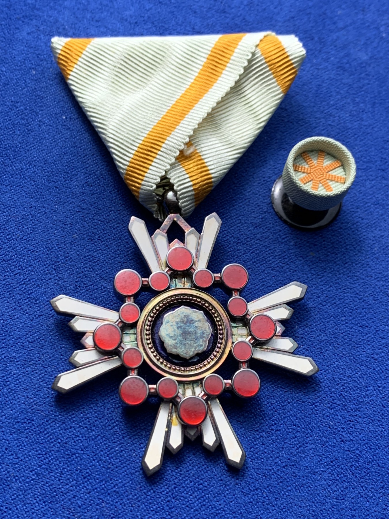 《竞宝斋》第246场-周日，周一 ，周二3场连拍 (全场包邮) 日本新五等瑞宝章 盒子保存得非常好 七宝烧也保存得非常完整