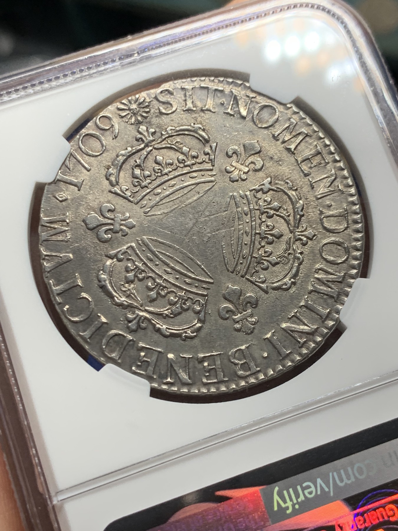 《竞宝斋》第246场-周日，周一 ，周二3场连拍 (全场包邮) NGC UNCD 法国1709年三皇冠路易十四太阳王埃居大银 人物打制清晰 卷发层次感强 整体感尚佳