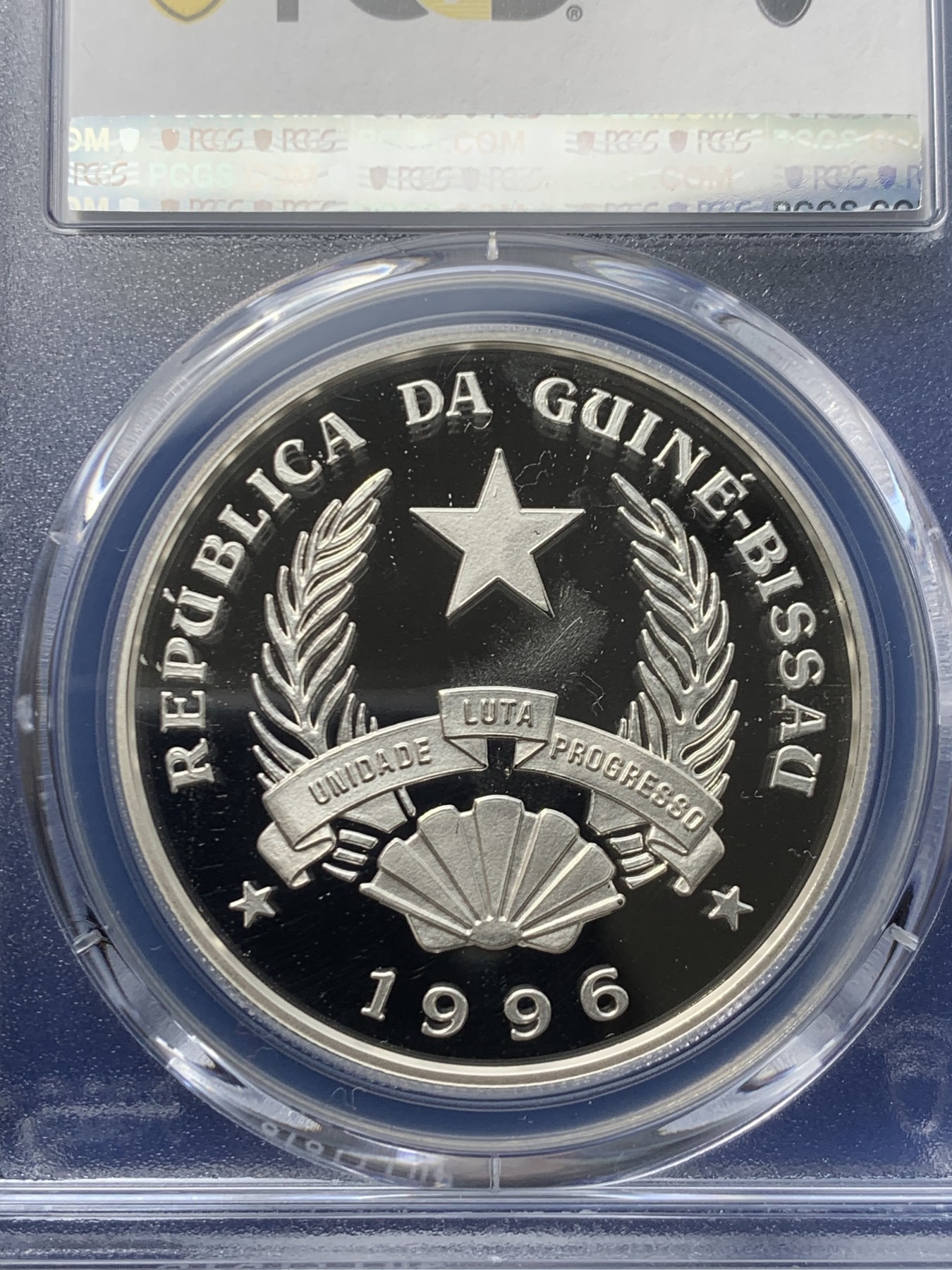 《竞宝斋》第246场-周日，周一 ，周二3场连拍 (全场包邮) PCGS金盾 PR69DCAM 几内亚比绍1996年河马5万比索精制大银币，冠军分，925银，直径38.5mm，重量31.47g