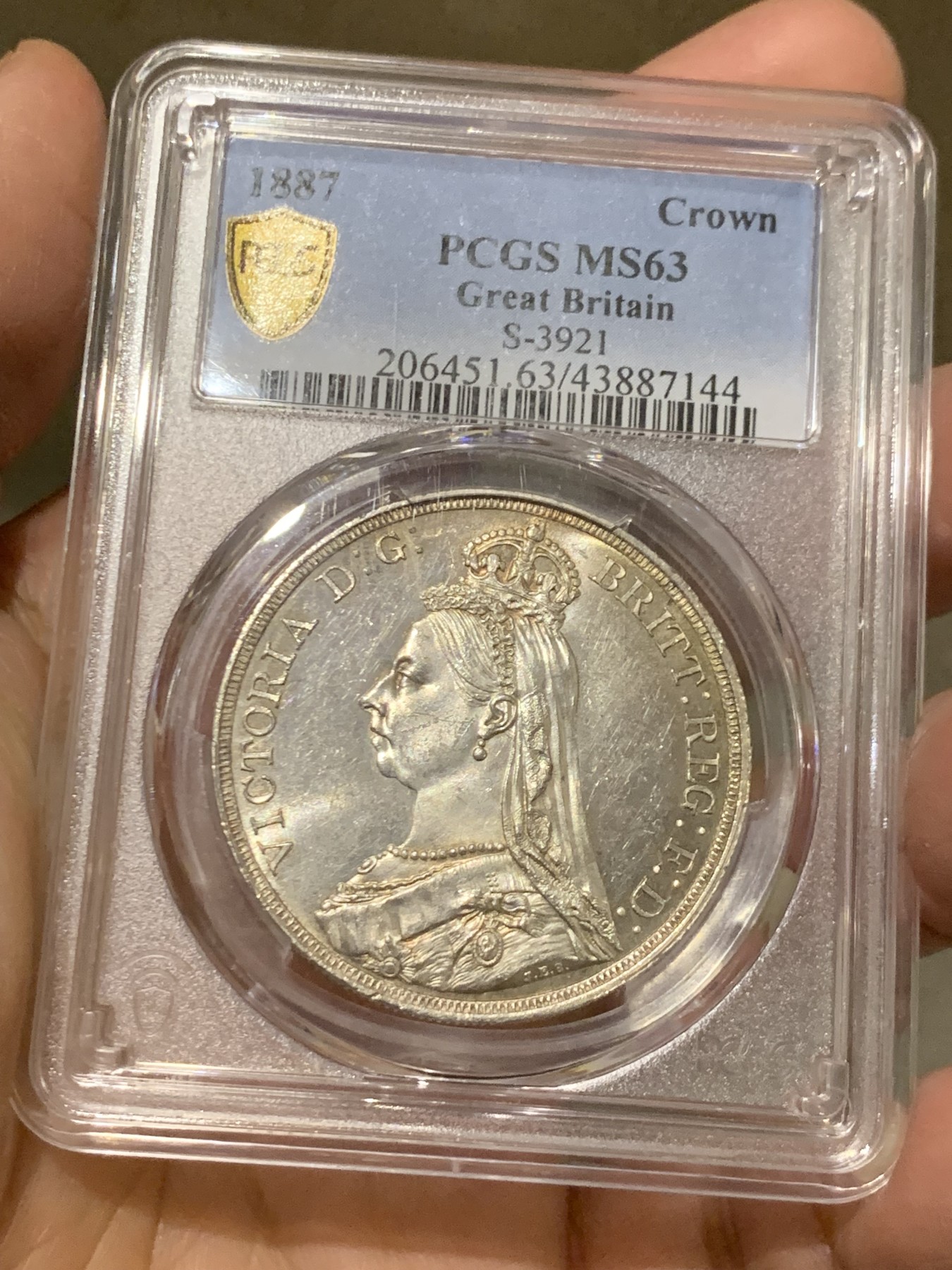 《竞宝斋》第246场-周日，周一 ，周二3场连拍 (全场包邮) PCGS MS63 英国 1887年 维多利亚女王 高冠版 克朗马剑大银币 PL底板 铸造纹清晰