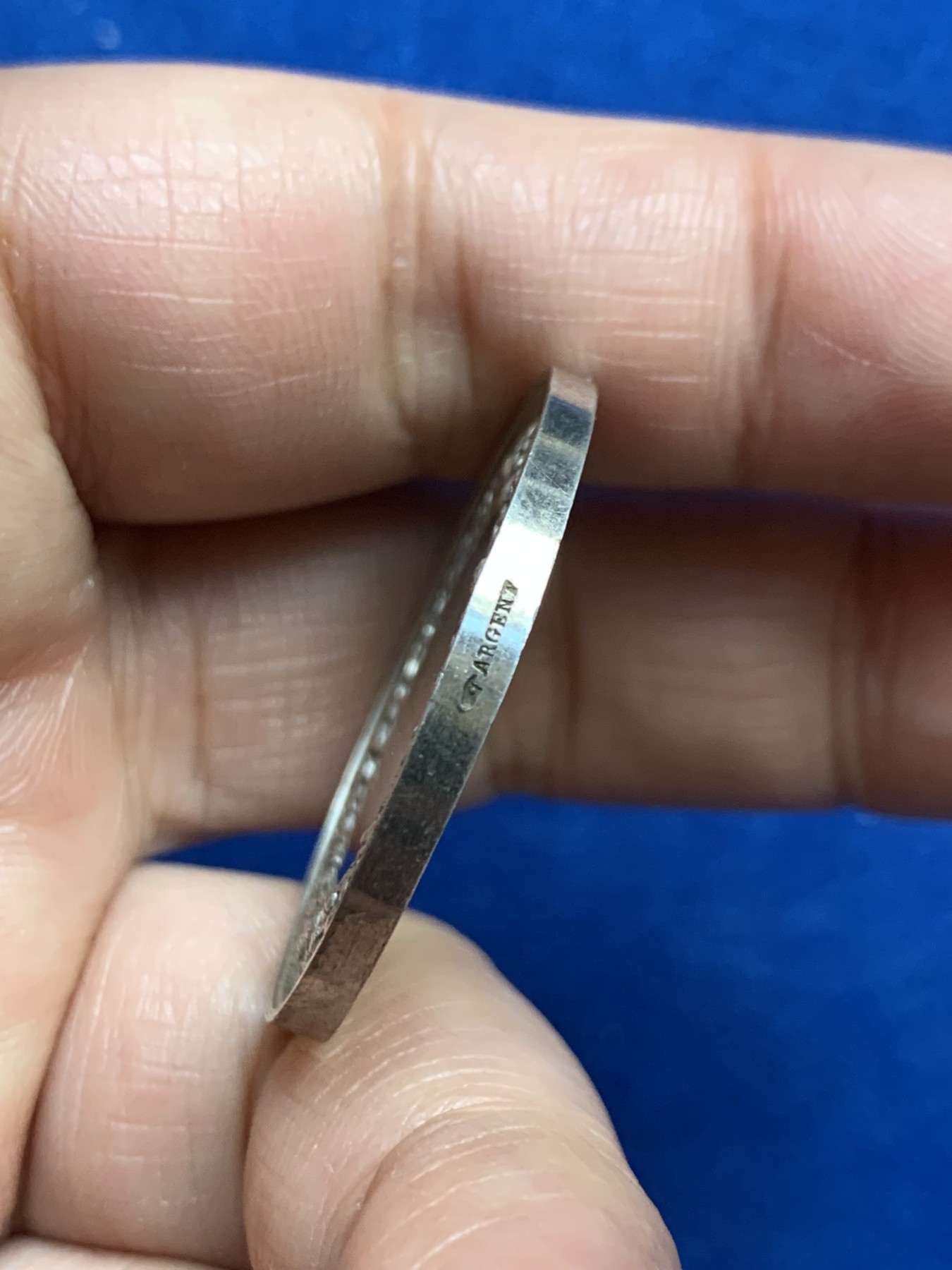 《竞宝斋》第246场-周日，周一 ，周二3场连拍 (全场包邮) 法国十九世纪结婚纪念银章 未刻字 手指边铭银标 33.4mm 16.6g