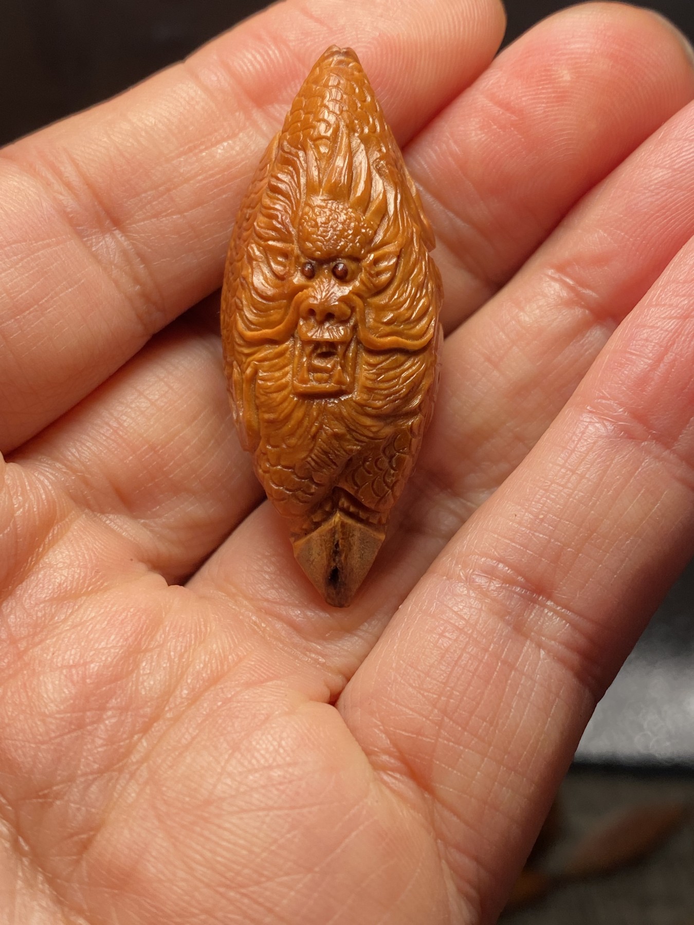 苏工核雕放漏价，纯手工 福利苏工核雕，大柳叶手工双龙戏珠，型好，与众不同，价格给力，尺寸4。9x2.05喜欢的来