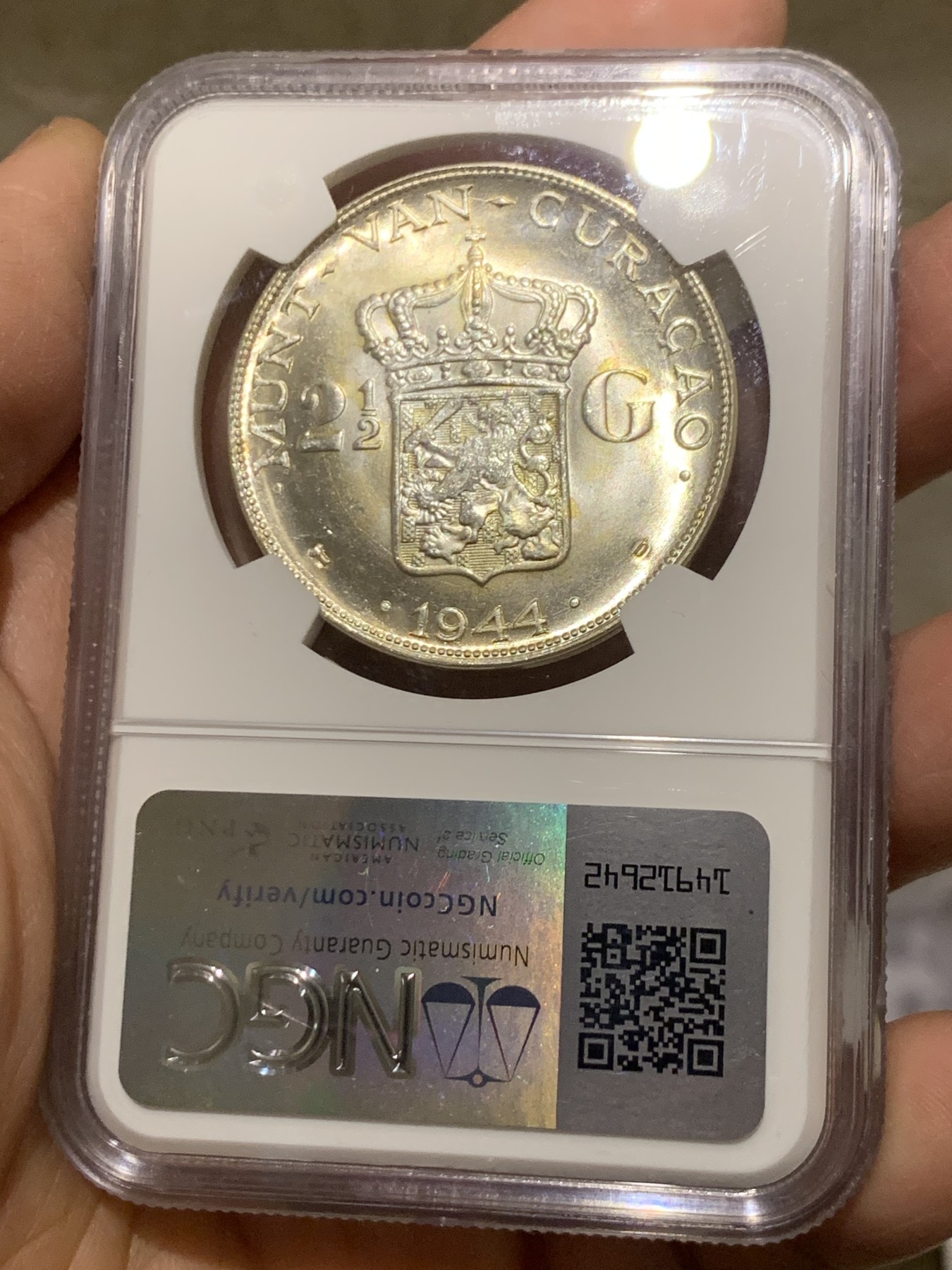 《竞宝斋》第246场-周日，周一 ，周二3场连拍 (全场包邮) NGC MS64 荷属库拉索1944年2.5盾大银币，原银霜强转光 经典荷兰女王头像 象征荷兰二战的不屈精神