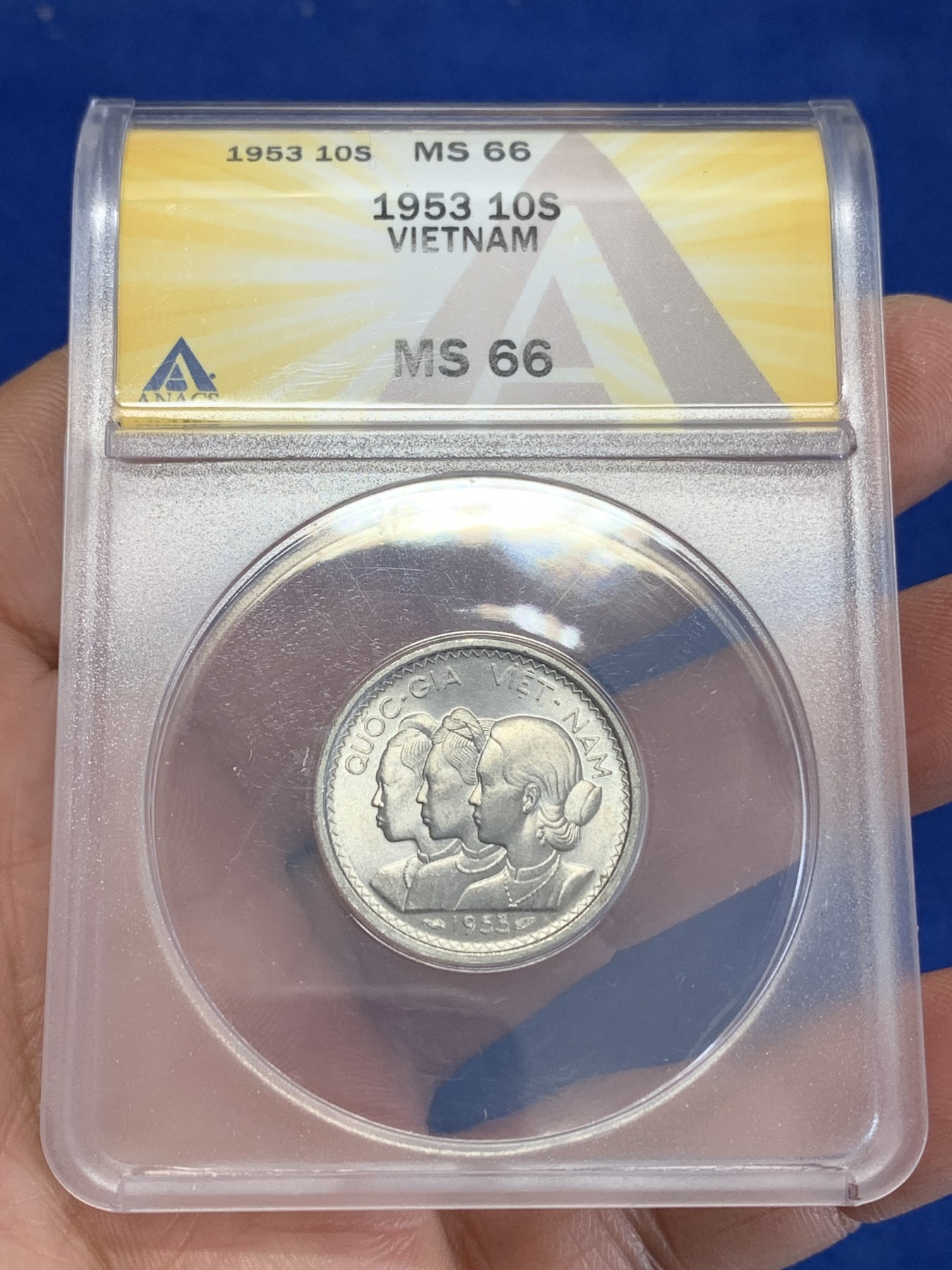 《竞宝斋》第246场-周日，周一 ，周二3场连拍 (全场包邮) ANACS MS66 越南1953年三姐妹10苏，盒子稀少别致高分强转光！