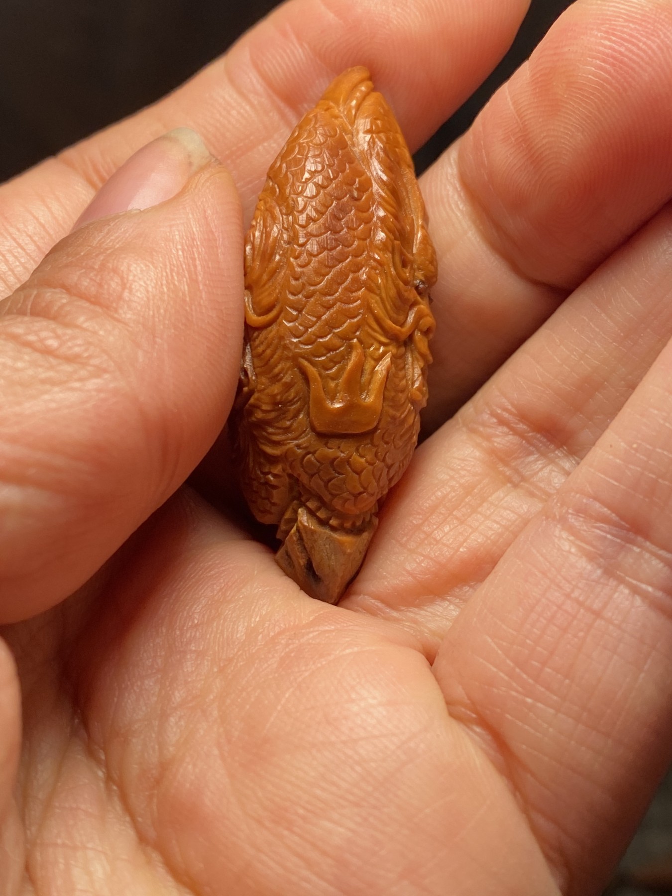 苏工核雕放漏价，纯手工 福利苏工核雕，大柳叶手工双龙戏珠，型好，与众不同，价格给力，尺寸4。9x2.05喜欢的来