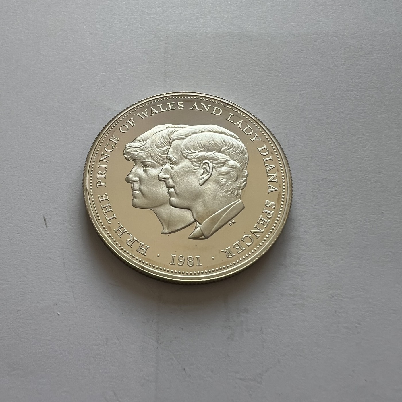 顺丰包邮 外国新银币 老银币 英国1981年查尔斯和戴安娜王妃结婚纪念精制大银币原盒证书带点彩