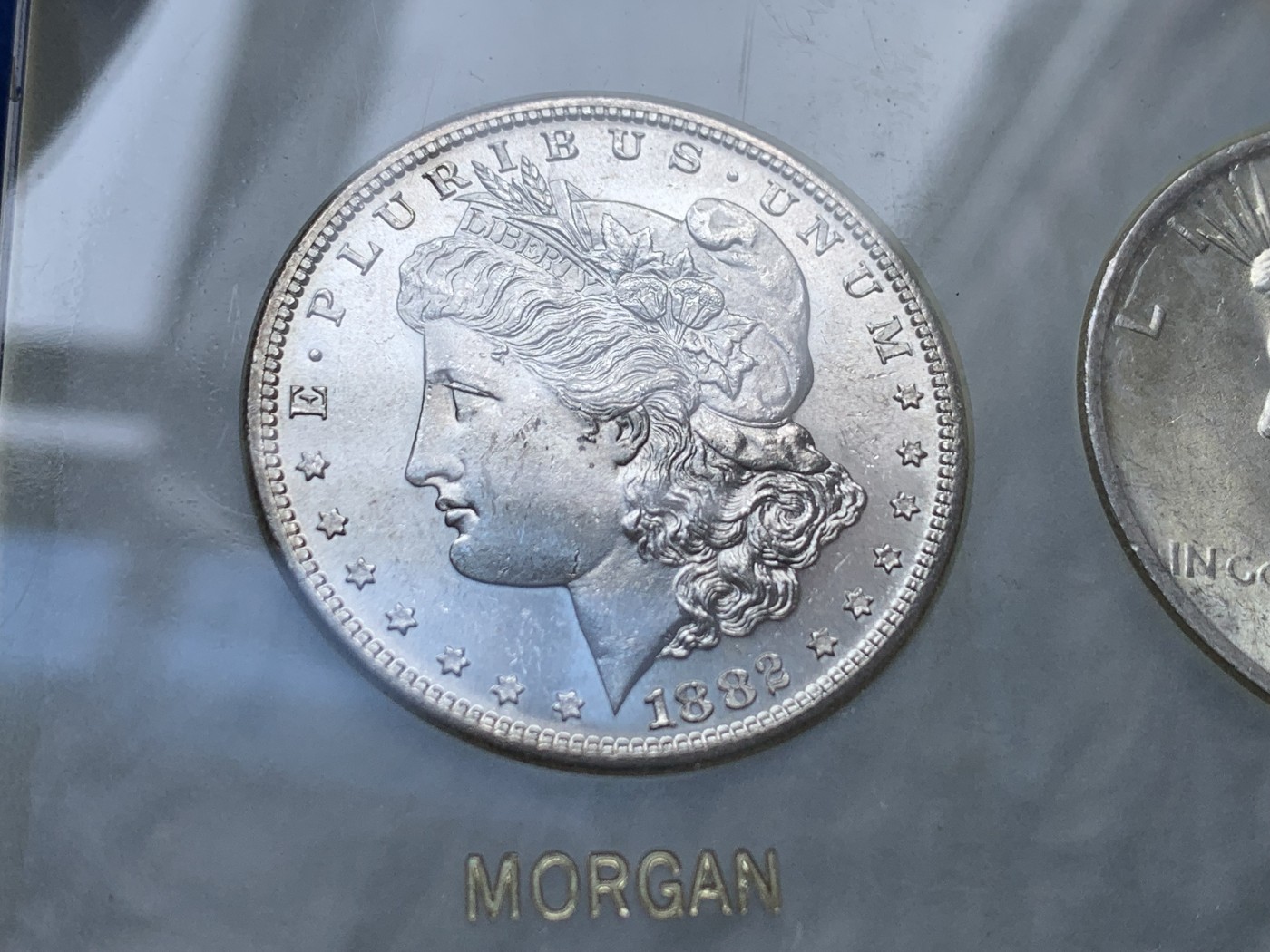 《竞宝斋》第246场-周日，周一 ，周二3场连拍 (全场包邮) 美国卡套套币3枚套，少见！含1882年摩根银币，1922年和平鸽银币，3枚都带光，喜欢的不要错过了