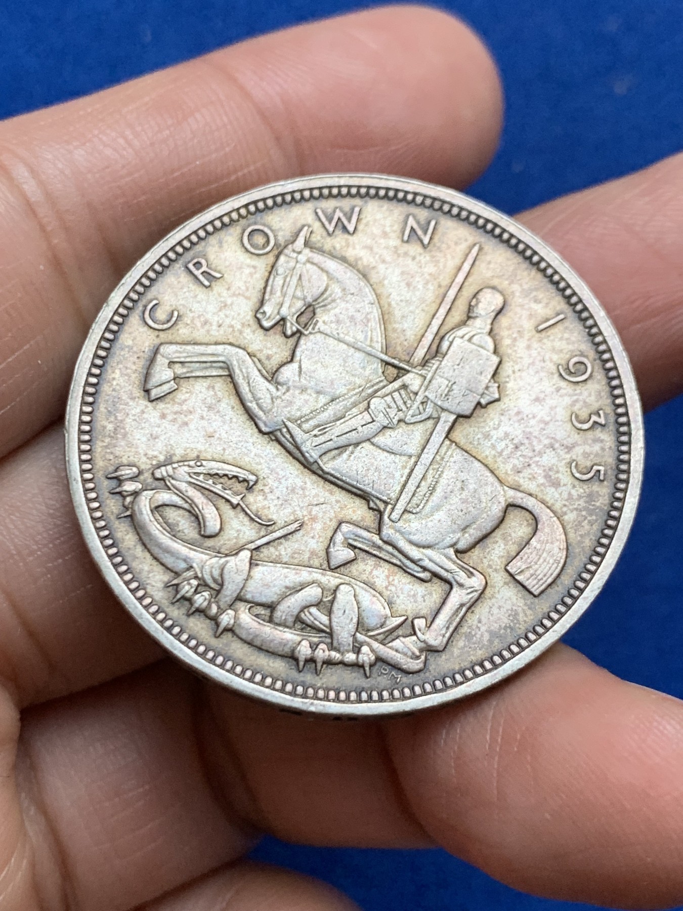 《竞宝斋》第246场-周日，周一 ，周二3场连拍 (全场包邮) 英国1935乔治五世木马剑1克朗银币 原味包浆