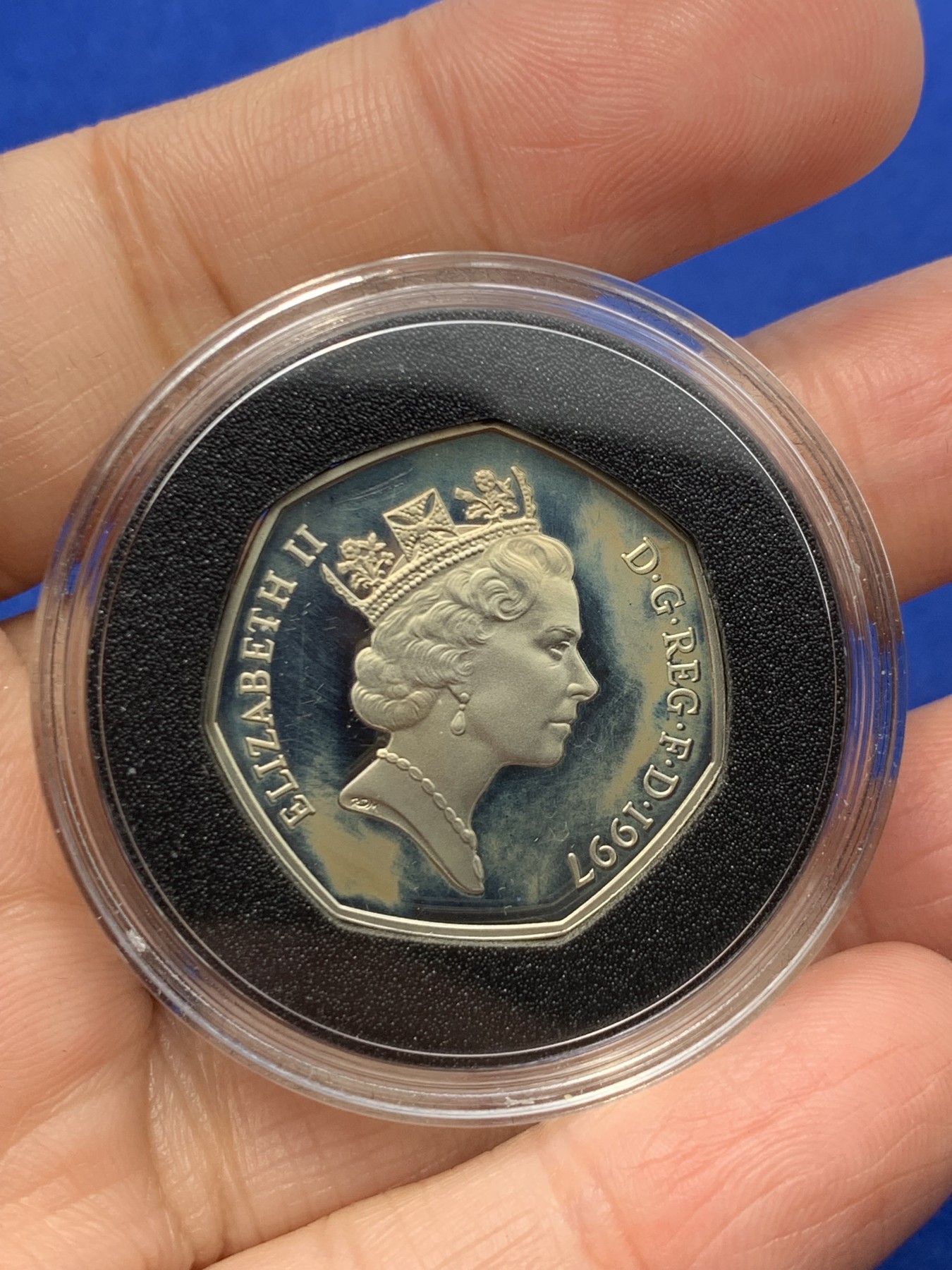 《竞宝斋》第246场-周日，周一 ，周二3场连拍 (全场包邮) 英国 1997年 50便士 伊丽莎白二世50便士精制双银币套装 银币 （大小两版套币，原盒带证书，不列颠女神）