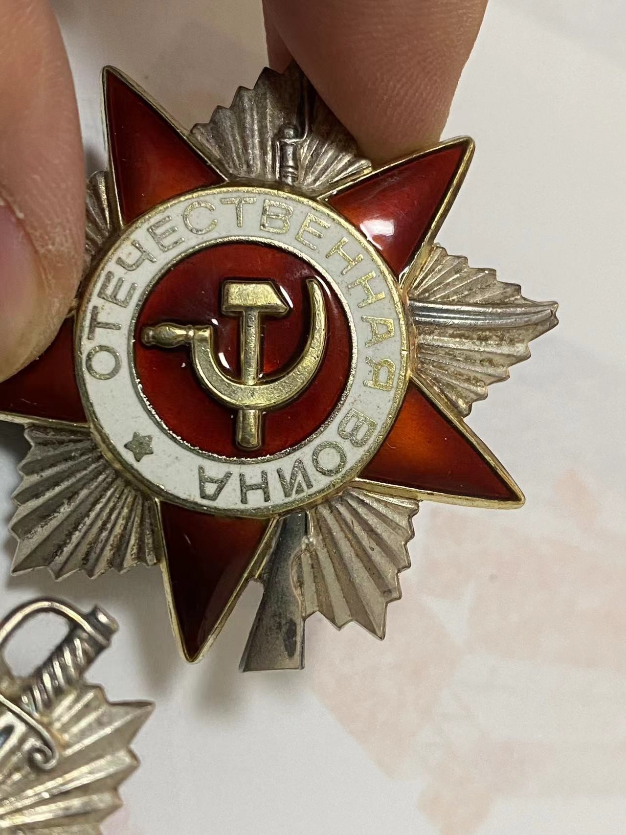 苏联勋章奖章3月11日拍卖第四期3月13日晚上九点结束 苏联85二级卫国三枚一起拍极品品相收藏佳品 一枚好刻号 两枚号段非常接近就差一百多号