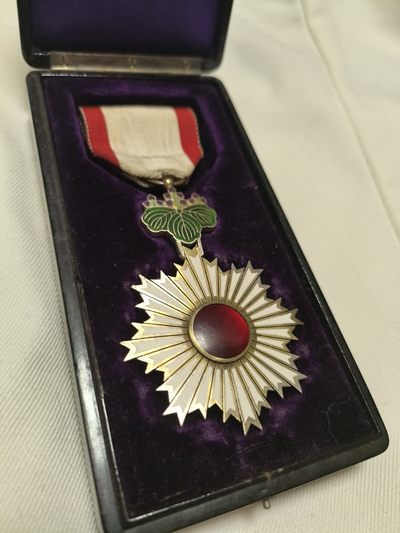 烤馒头第三次小拍卖（我忘记设自动拍卖了，延期😭） - 明治甲午时期 淡绿叶茎 勋五等旭日双光章 五旭