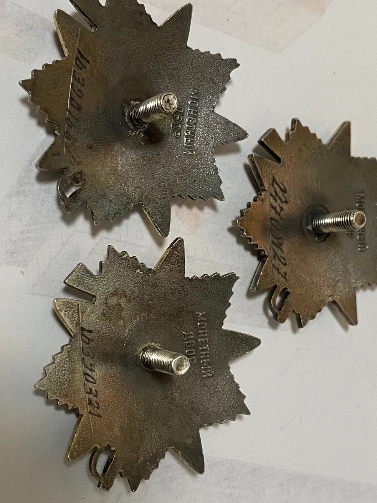 苏联勋章奖章3月11日拍卖第四期3月13日晚上九点结束 苏联85二级卫国三枚一起拍极品品相收藏佳品 一枚好刻号 两枚号段非常接近就差一百多号