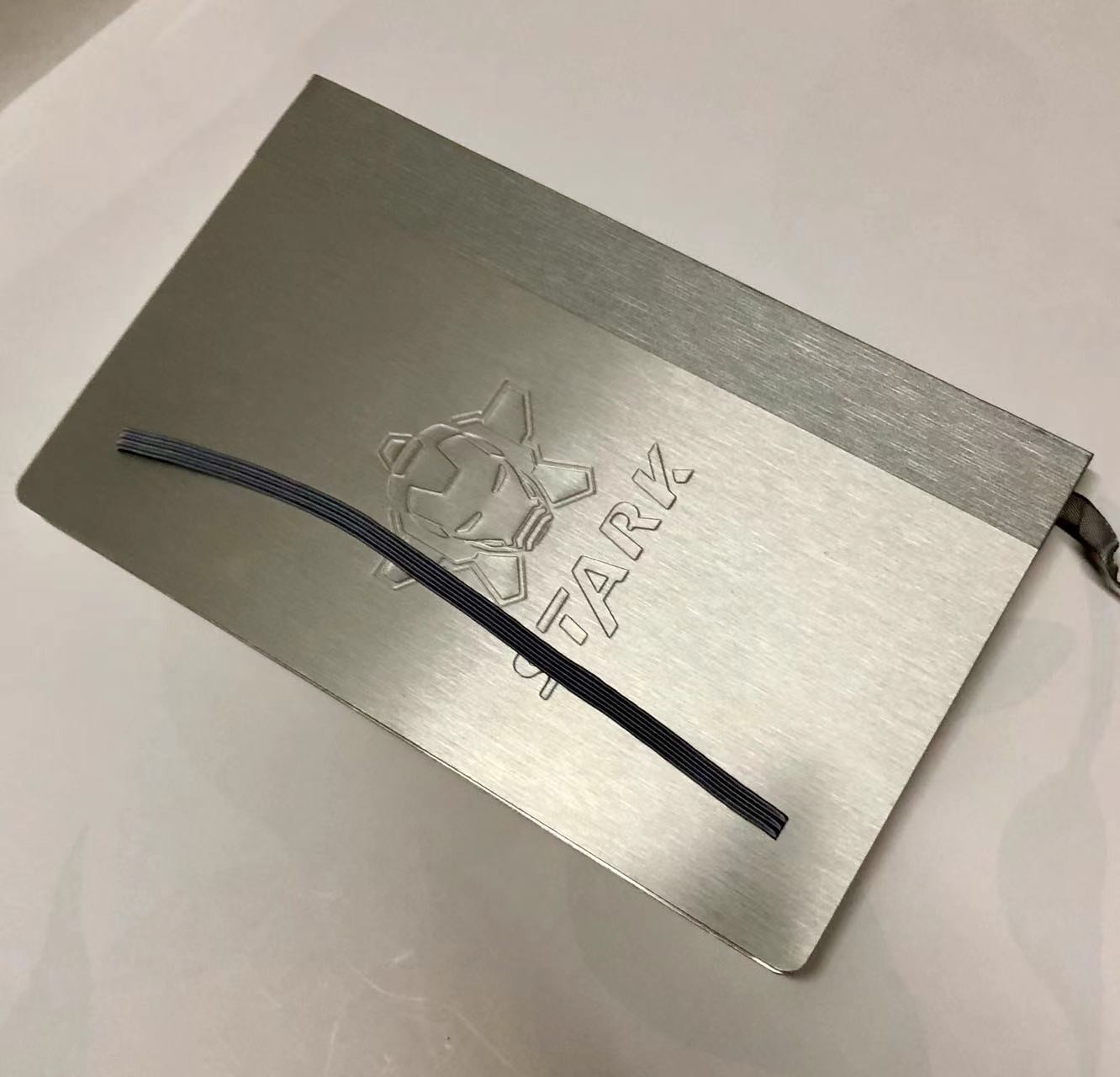 零元拍：小罗伯特·唐尼亲笔签名的漫威影业官方呈现的史塔克工业出品《IRON MAN 3》航空铝材未来科技记事本