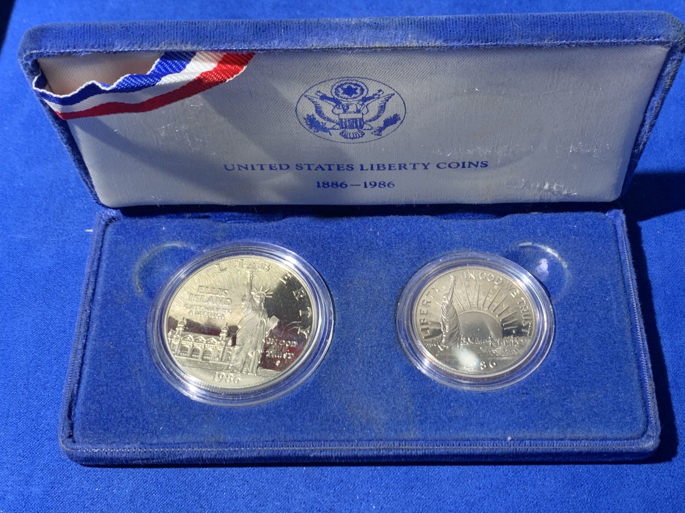 《竞宝斋》第247场-周日，周一 ，周二3场连拍 (全场包邮) 美国1986年 自由女神一元大银币 和半圆镍币 原盒包装非常漂亮