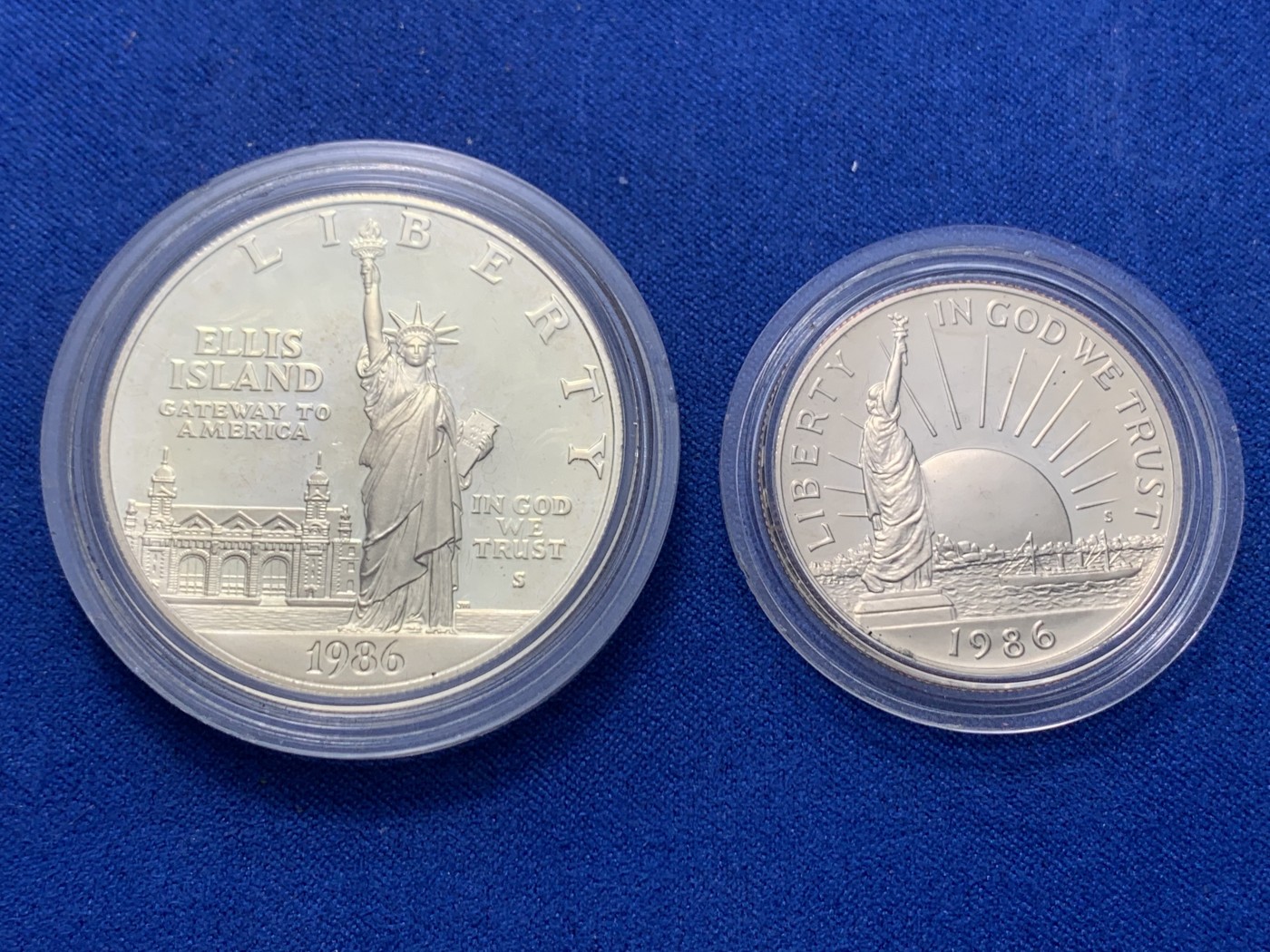 《竞宝斋》第247场-周日，周一 ，周二3场连拍 (全场包邮) 美国1986年 自由女神一元大银币 和半圆镍币 原盒包装非常漂亮