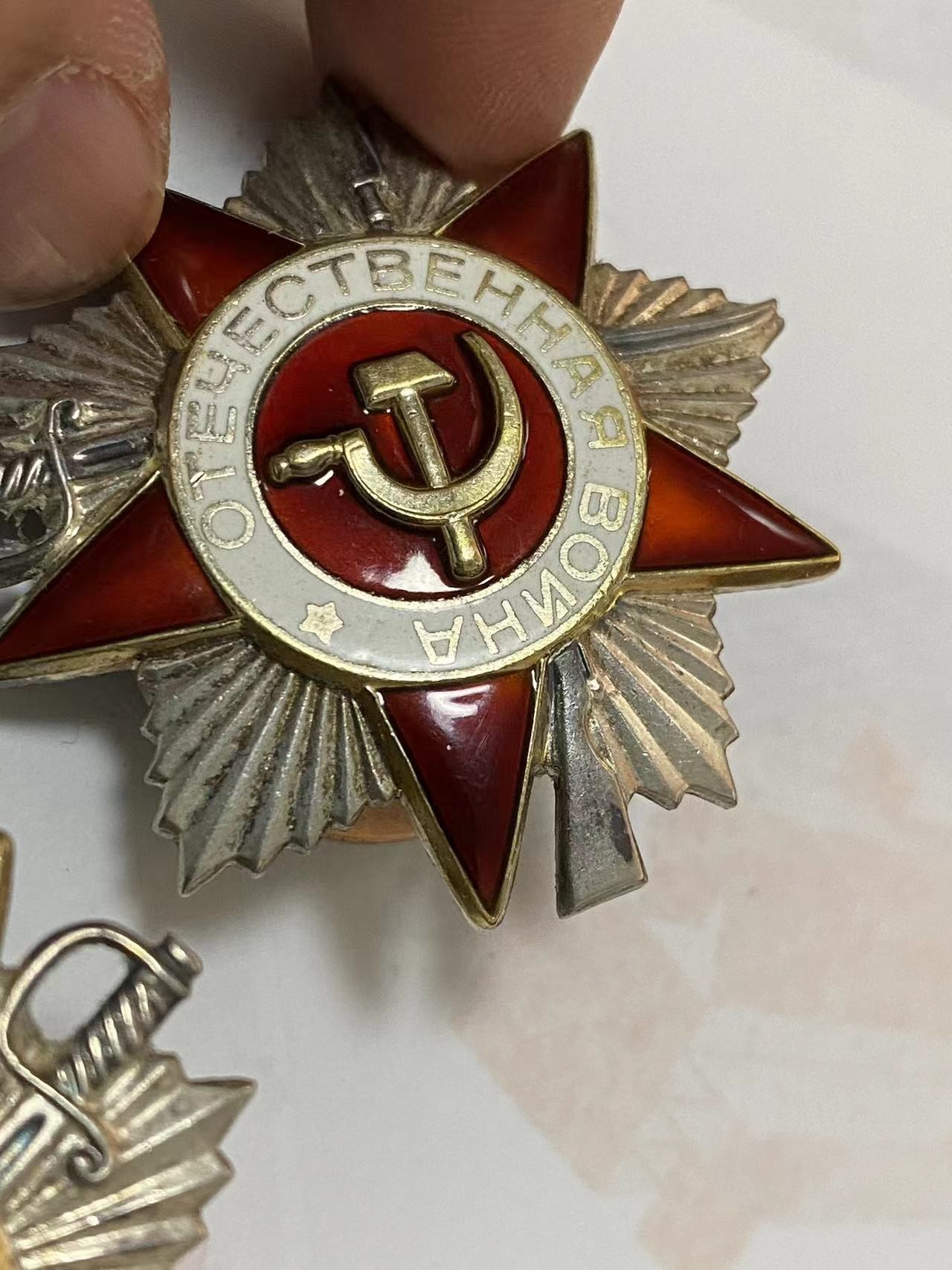 苏联勋章奖章3月11日拍卖第四期3月13日晚上九点结束 苏联85二级卫国三枚一起拍极品品相收藏佳品 一枚好刻号 两枚号段非常接近就差一百多号