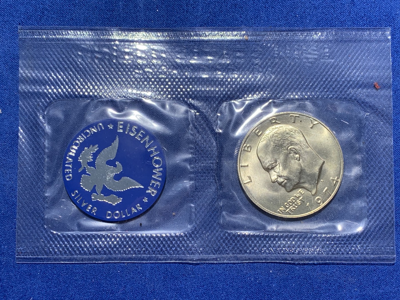 《竞宝斋》第247场-周日，周一 ，周二3场连拍 (全场包邮) 美国1974年S 艾森豪威尔一元银币 封装带章