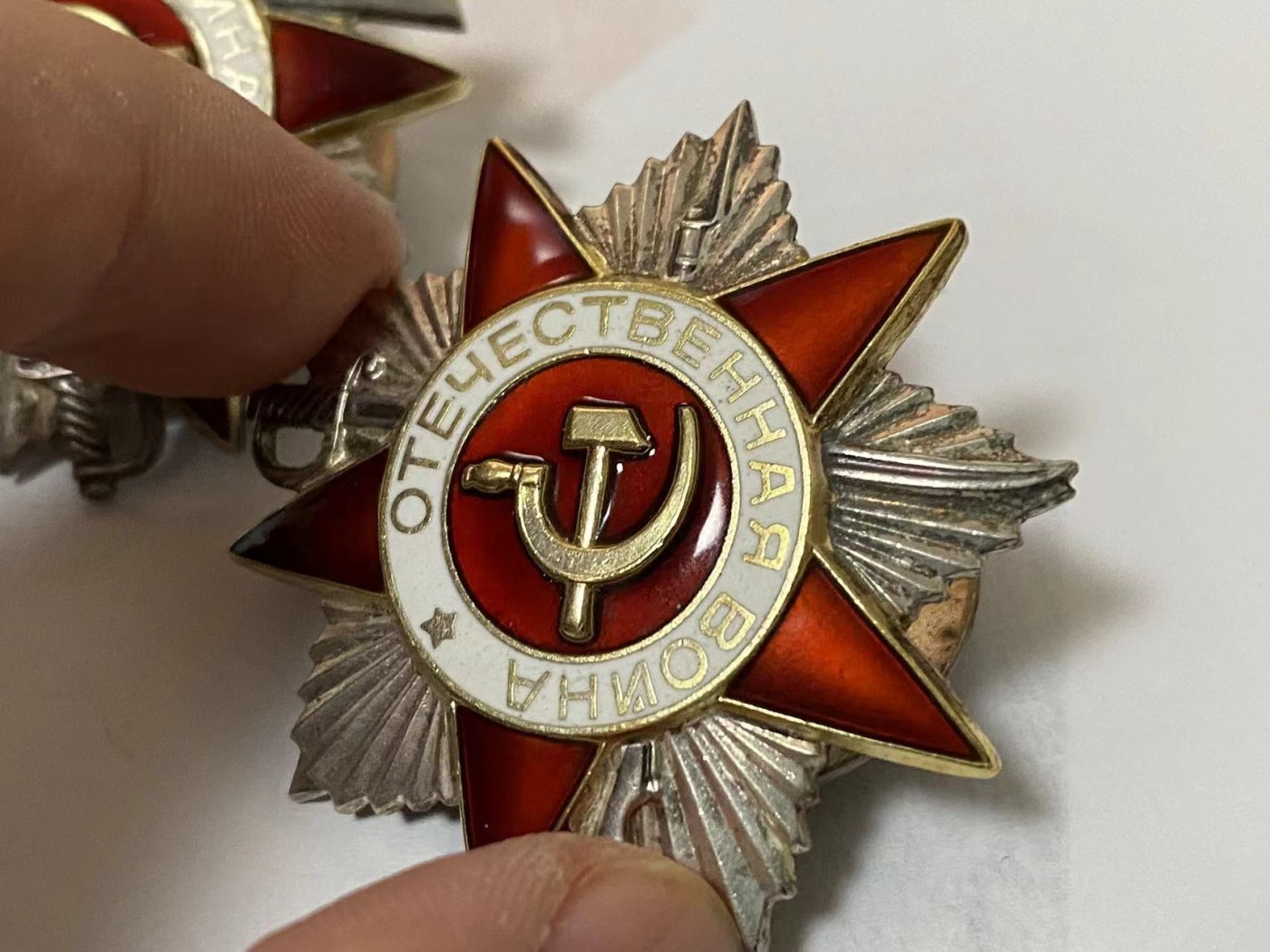 苏联勋章奖章3月11日拍卖第四期3月13日晚上九点结束 苏联85二级卫国三枚一起拍极品品相收藏佳品 一枚好刻号 两枚号段非常接近就差一百多号