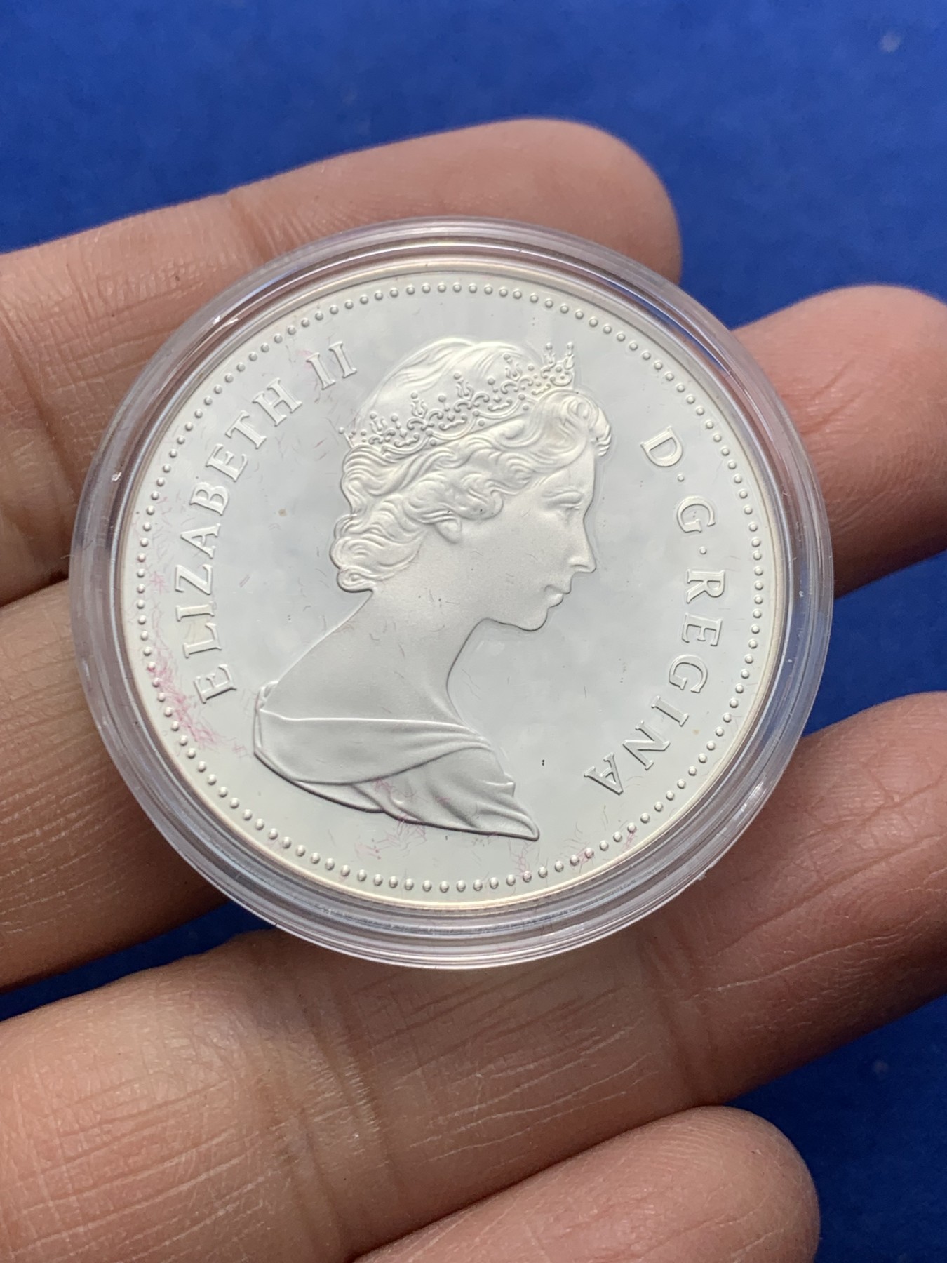 《竞宝斋》第247场-周日，周一 ，周二3场连拍 (全场包邮) 原盒 加拿大1983年年轻女王头像，大银币proof精制，重量26g